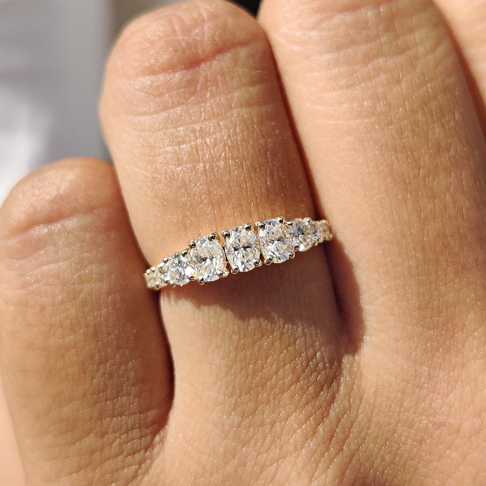 Half Eternity Oval Cut Diamond Band Imagen principal del producto