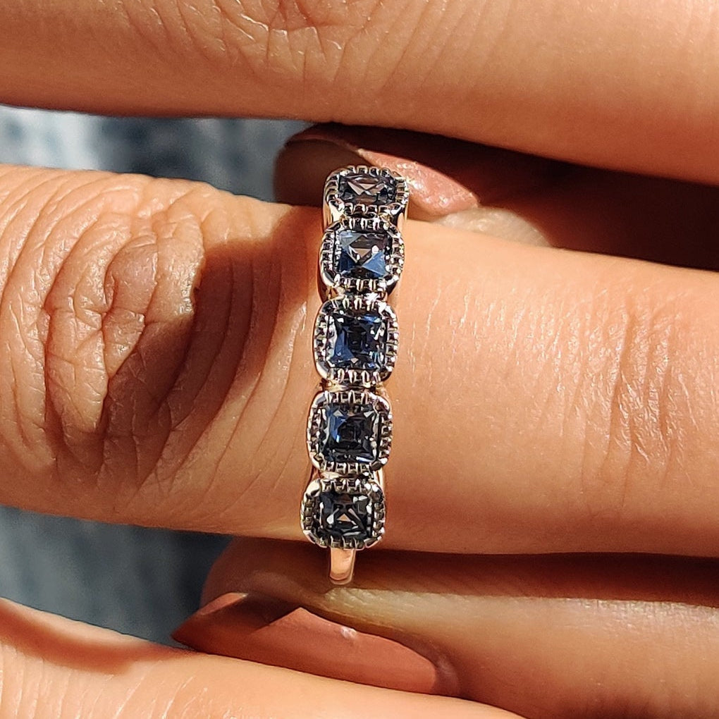 Royal Dark Blue Stone French Cut Half Eternity Wedding Band Imagen principal del producto