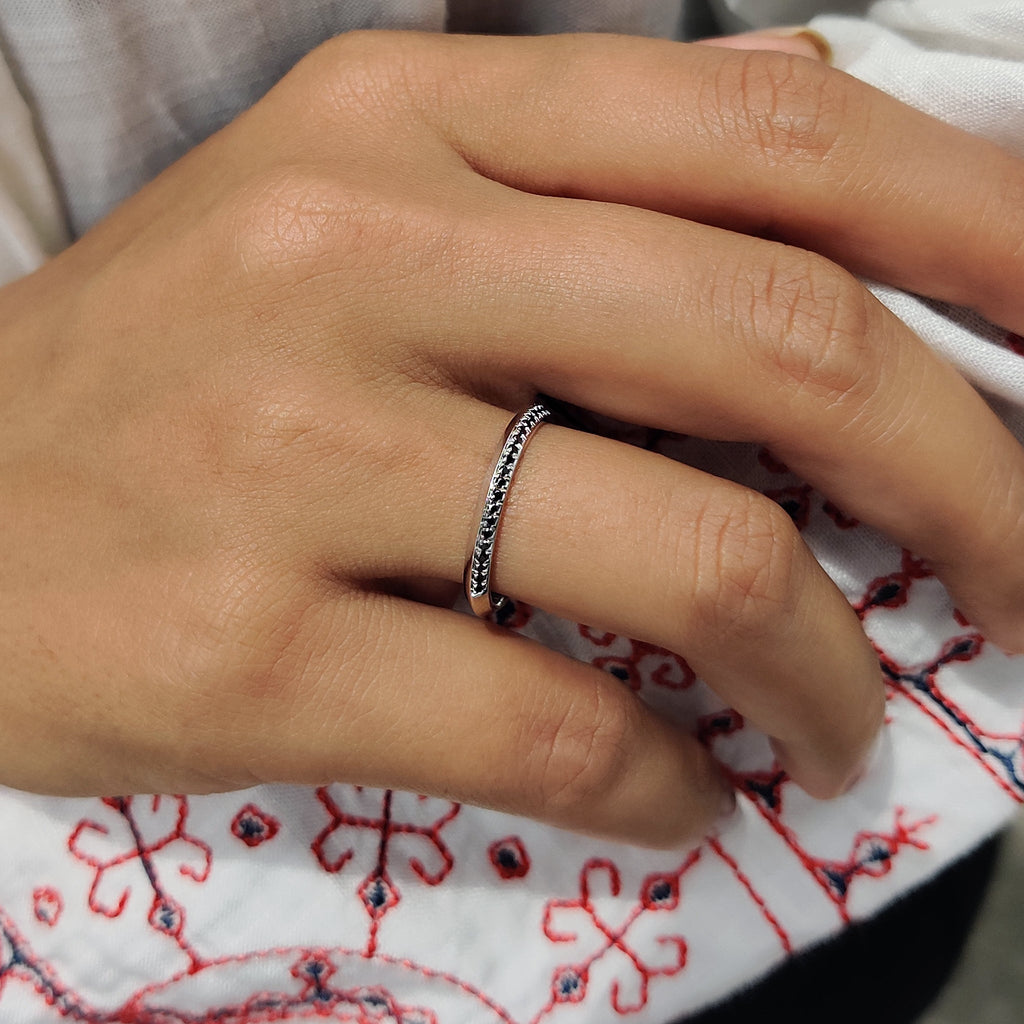 Knife Edge Wedding Band With Black Moissanite