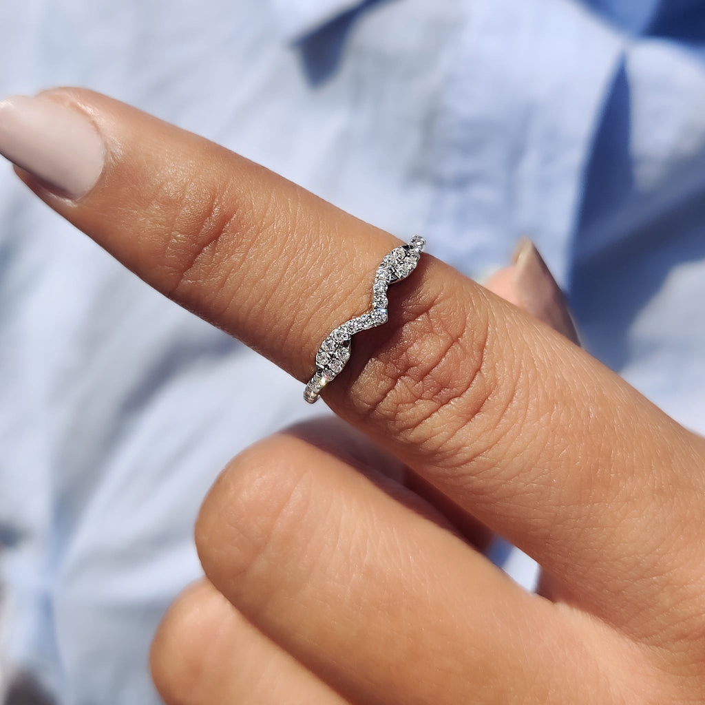 Round Cut Vintage Style Chevron Wedding Band