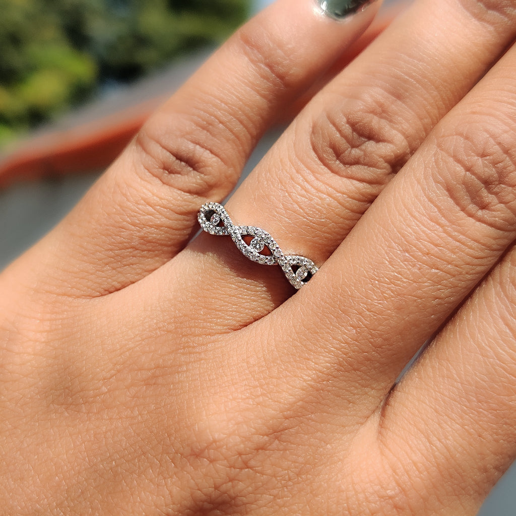 Twisted Diamond Wedding Band With Round Cut