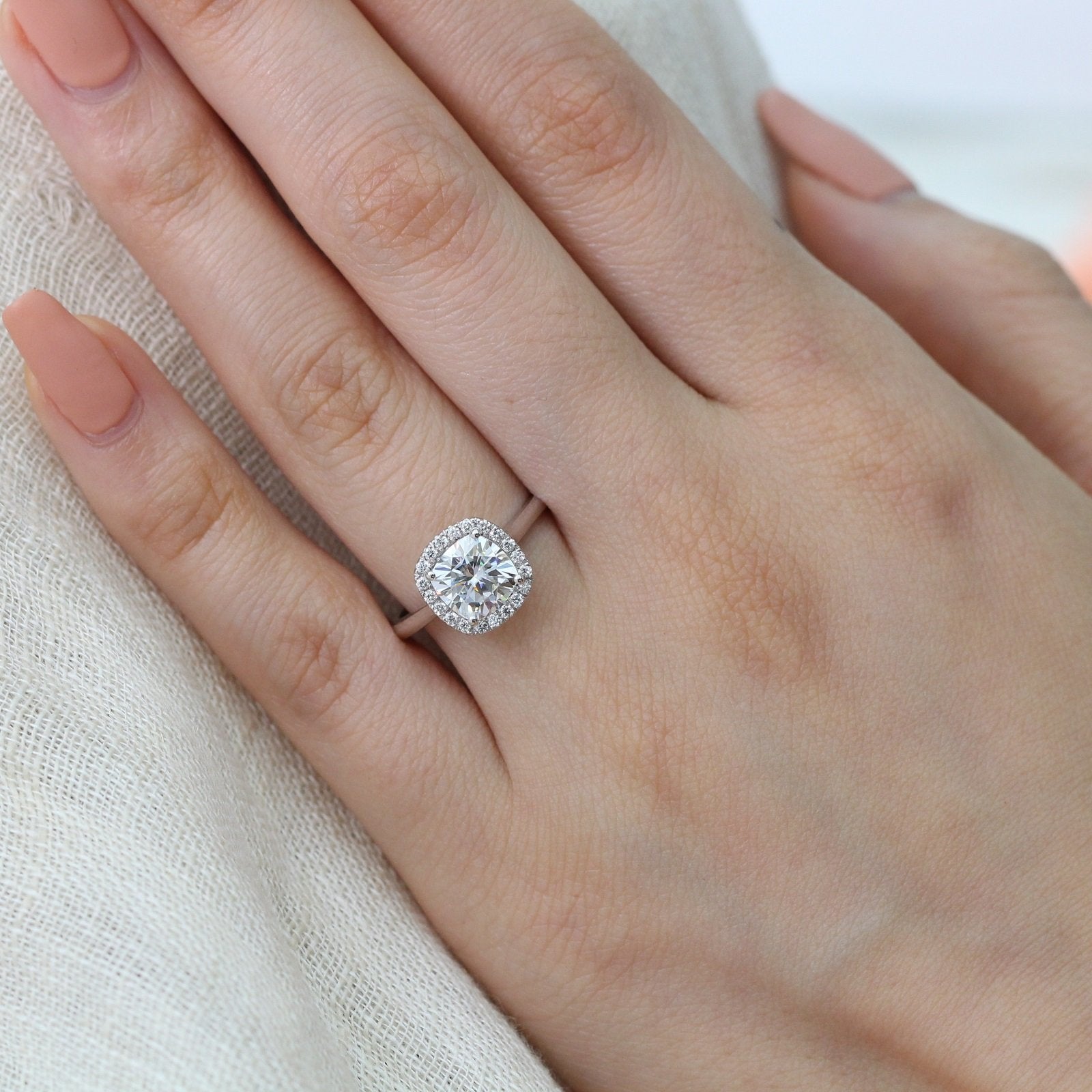 1.65 CT Cushion Cut Moissanite Halo Engagement Ring Image secondaire du produit