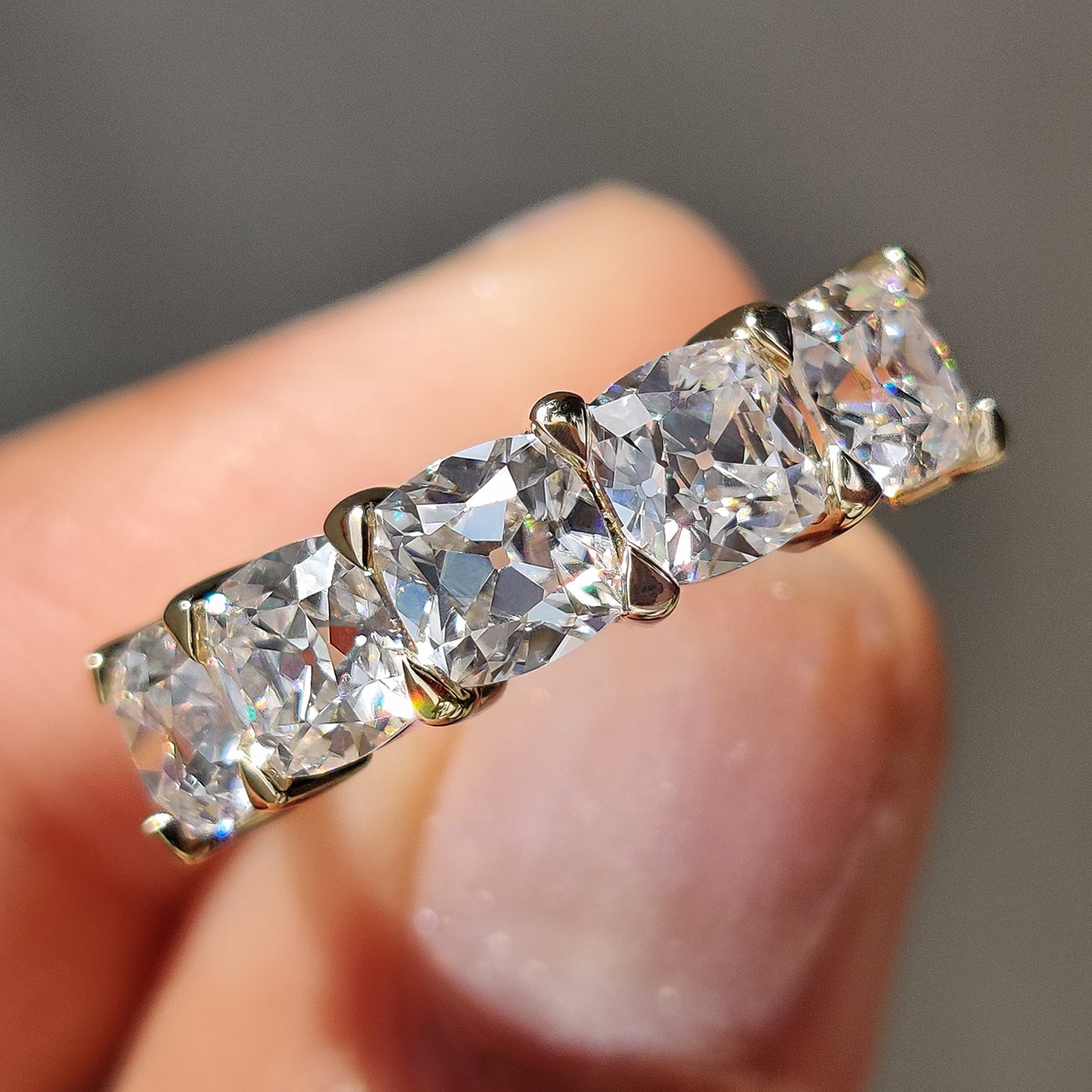 Cushion Old Mine Cut 5 Stone Wedding Band Imagen principal del producto