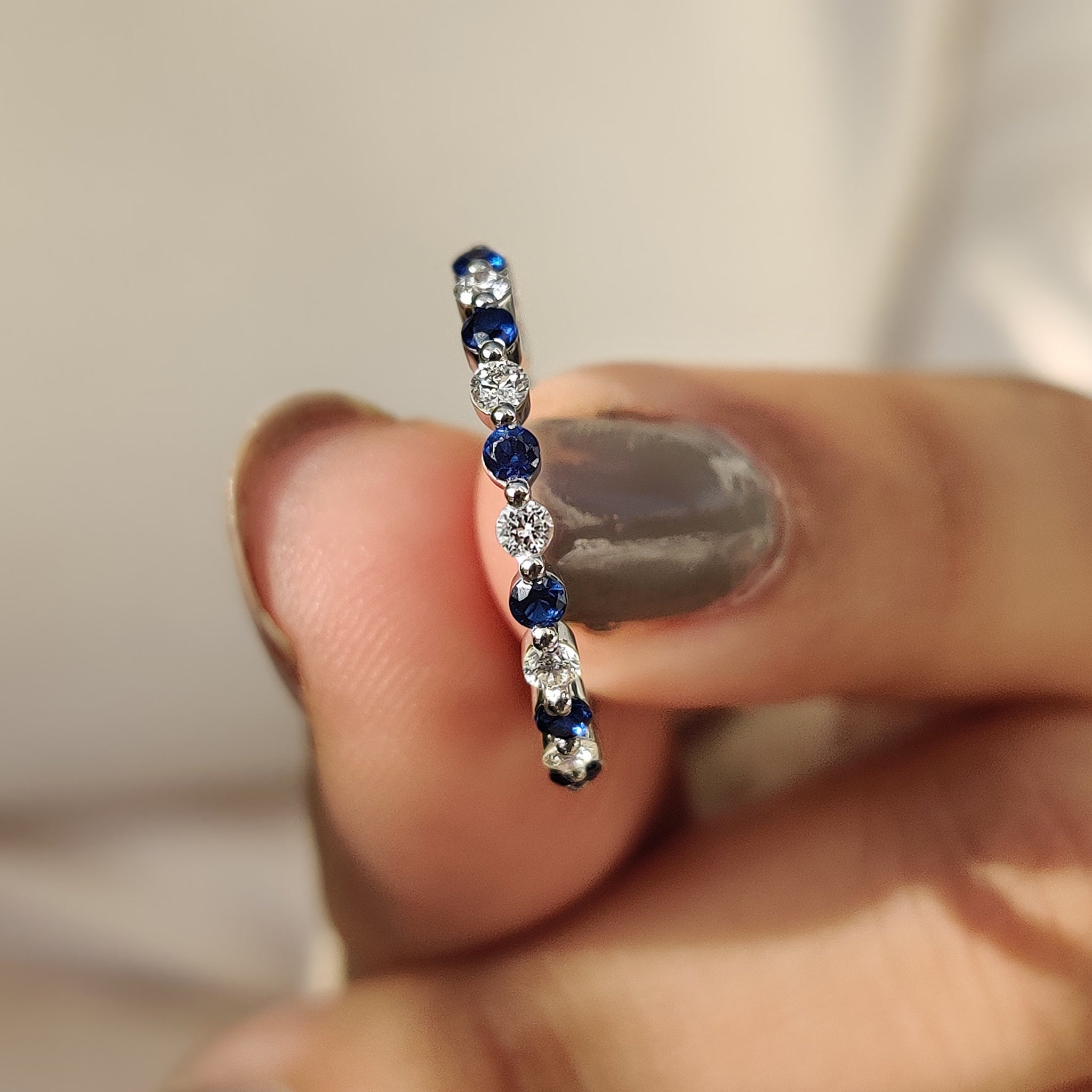 Round Cut Blue Diamond and Blue Sapphire Eternity Band Image principale du produit