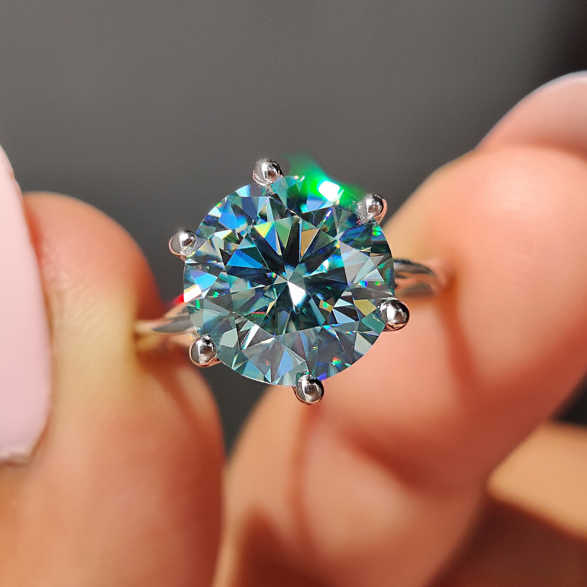 Round Cut Solitaire Ring  With  Twisted Side Band Immagine principale del prodotto