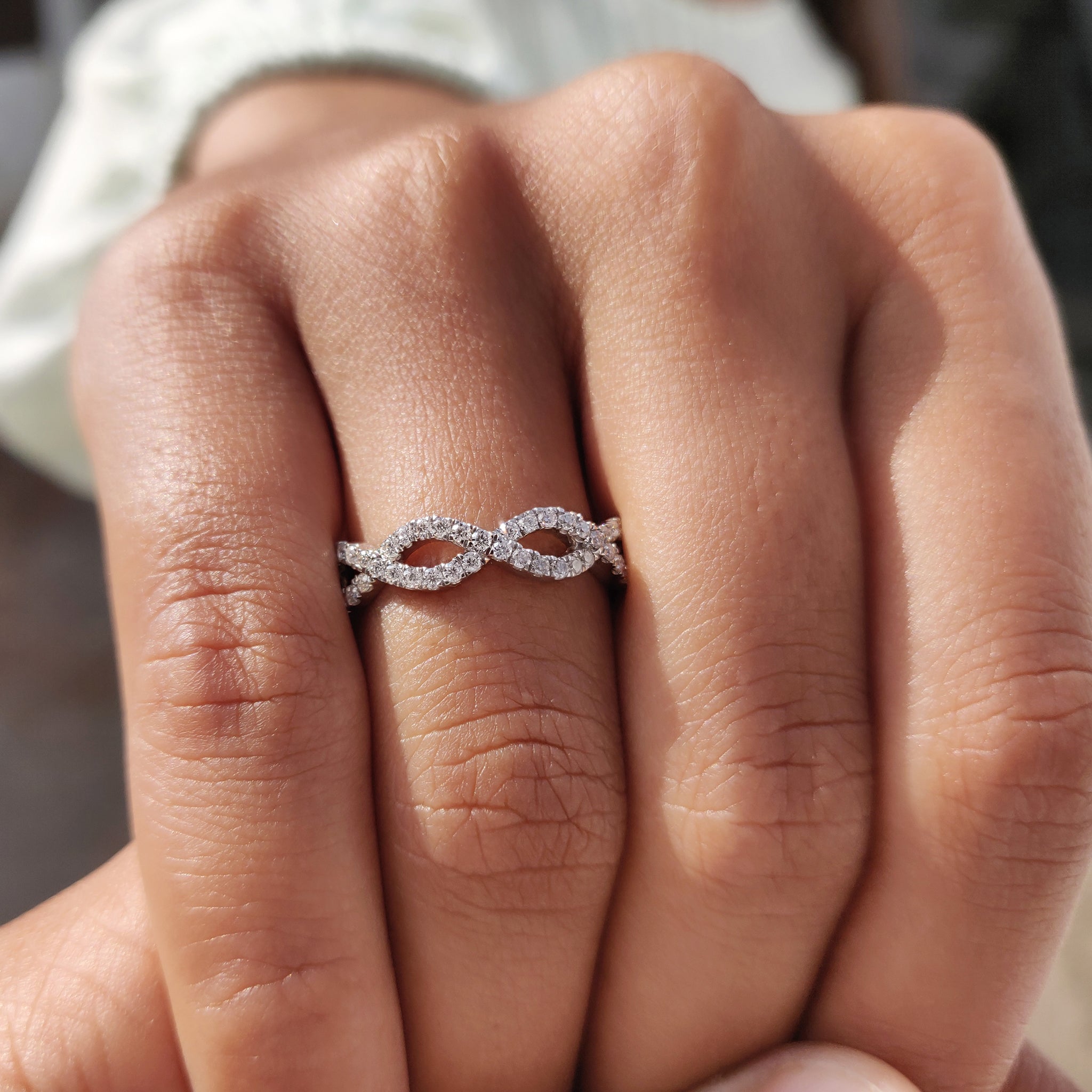 Round Cut Twisted Wedding Band