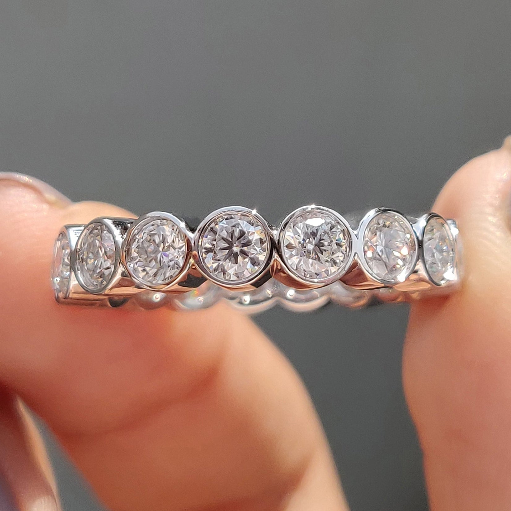 Eternity Wedding Band With Bezel Setting Imagen principal del producto