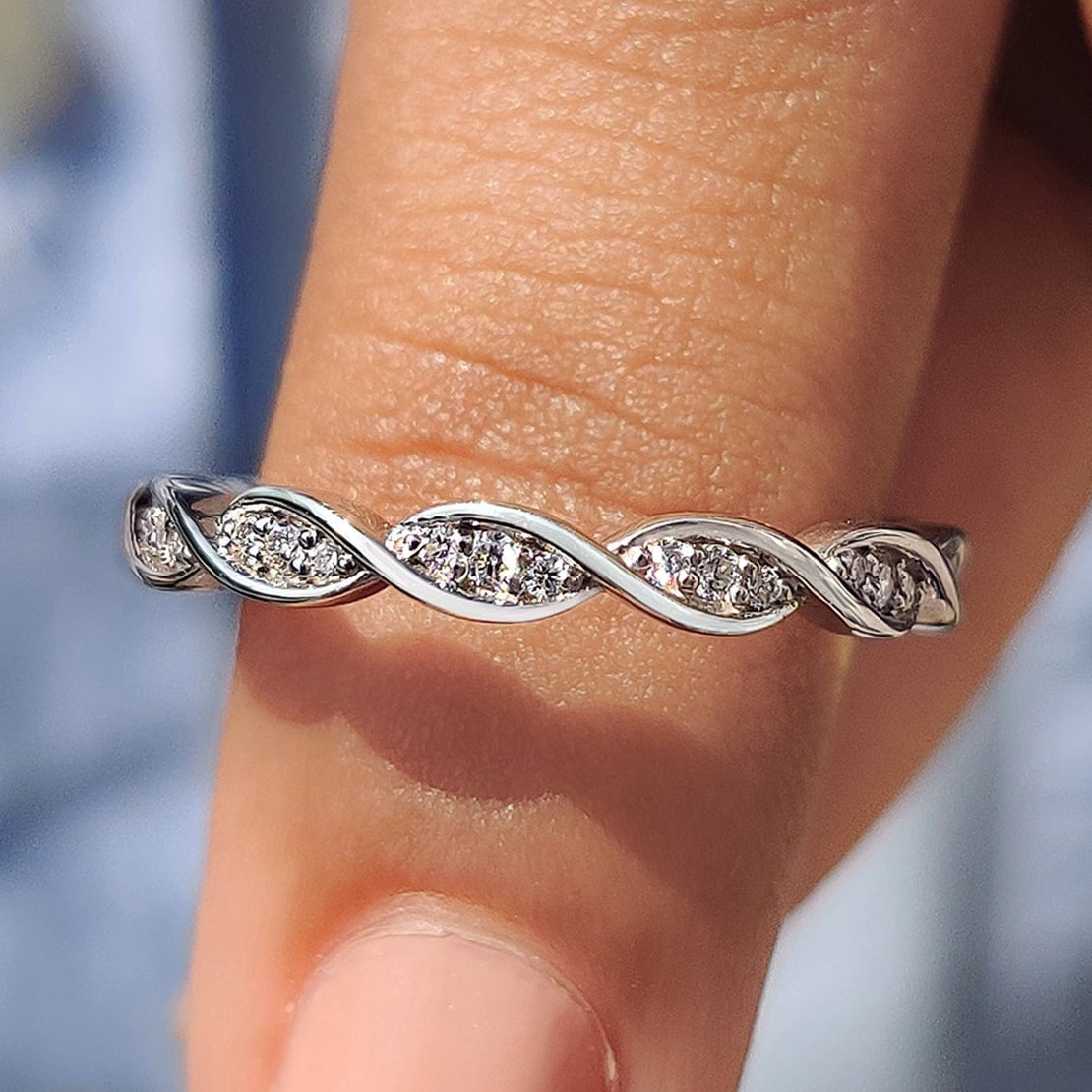 Round Cut Diamond Eternity Twisted Wedding Band Image principale du produit