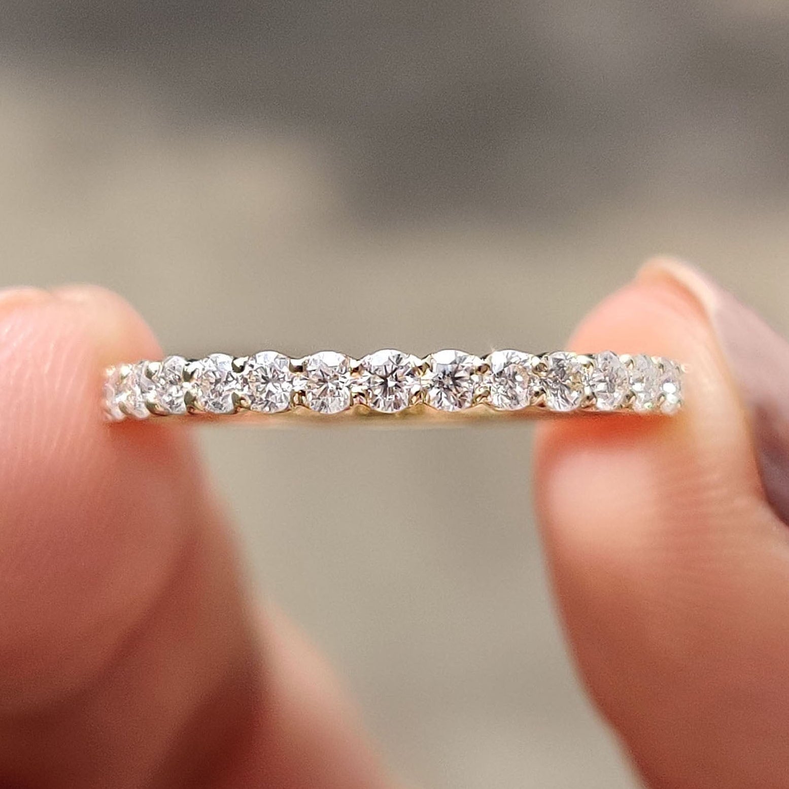 Round Cut Half Eternity Band With French Pave Style Image principale du produit