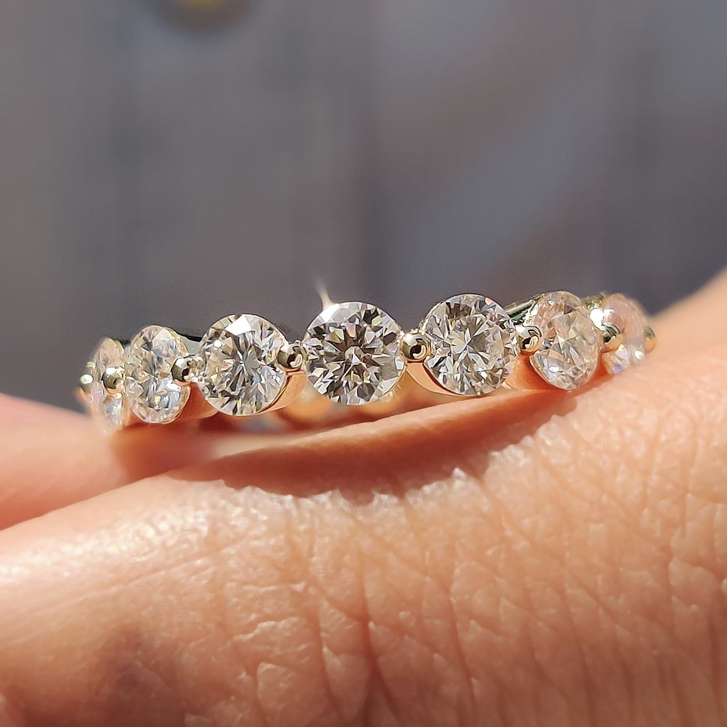 Full Eternity Round Cut Shared Prong Wedding Band Imagen principal del producto