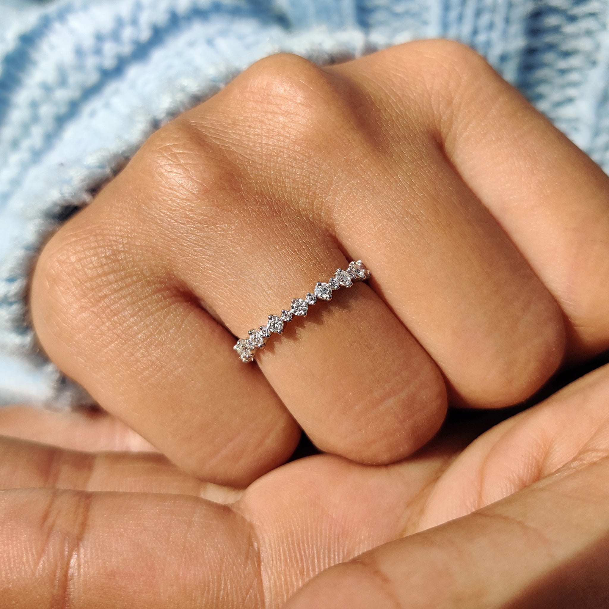 Round Moissanite Eternity Wedding Band Zweitbild