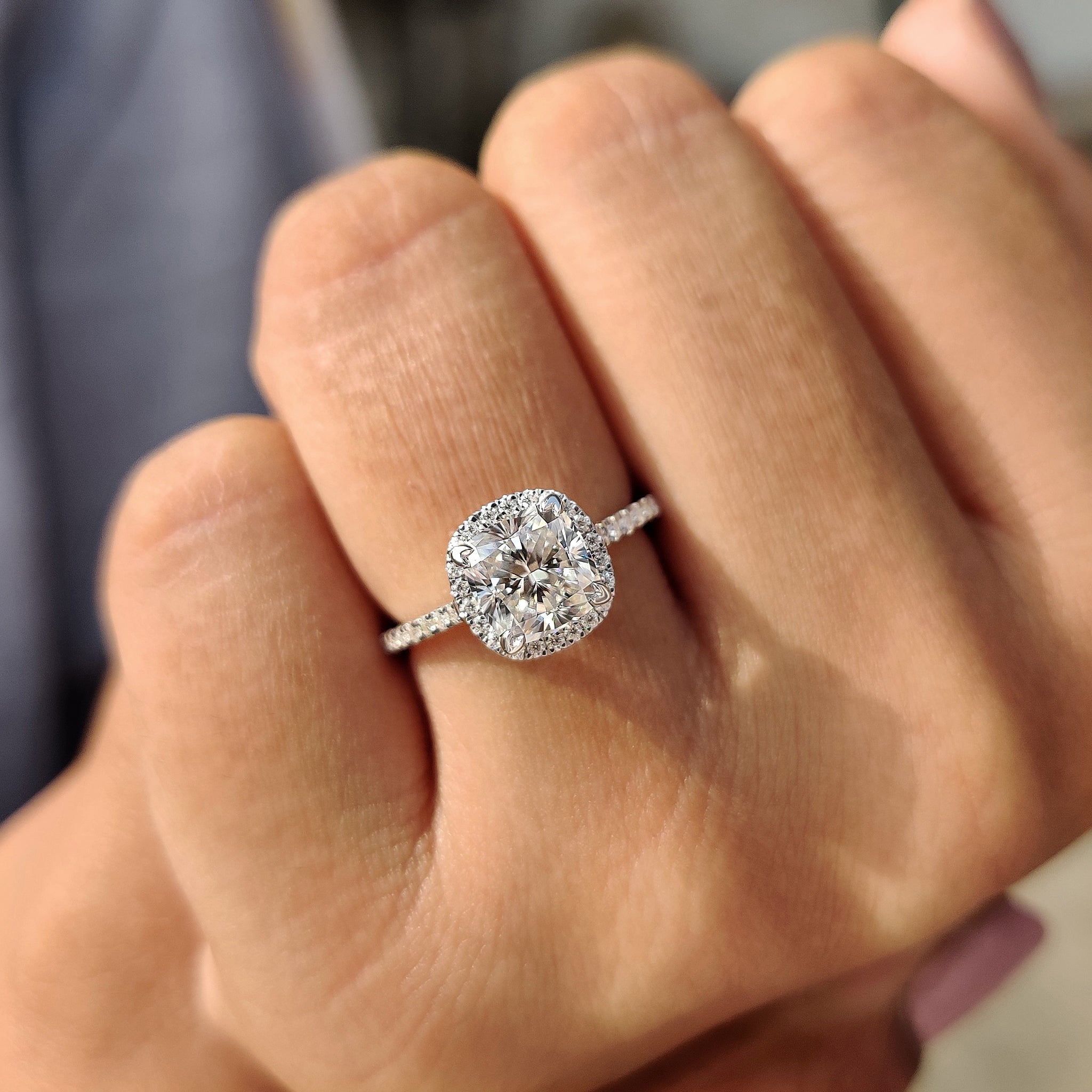Cushion Cut Engagement Ring With Cathedral Setting Imagen secundaria del producto