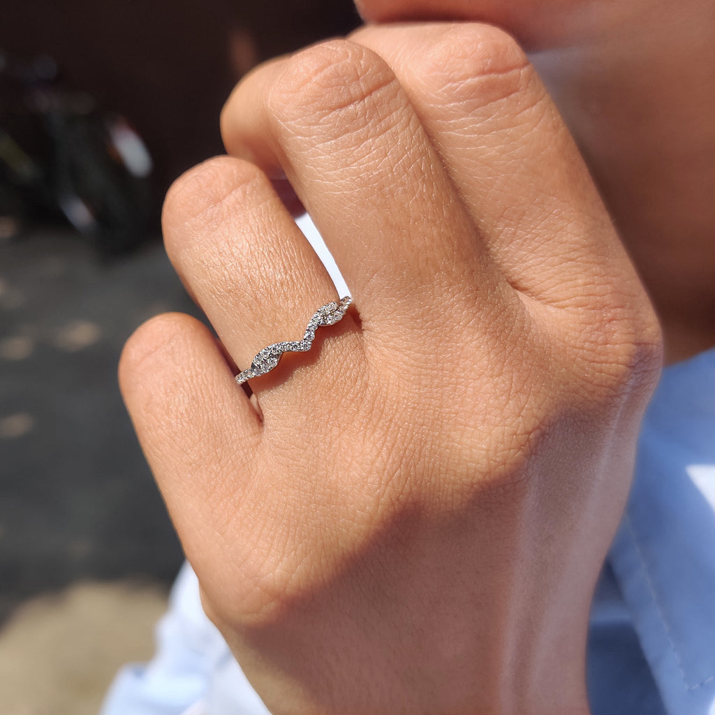 Round Cut Vintage Style Chevron Wedding Band