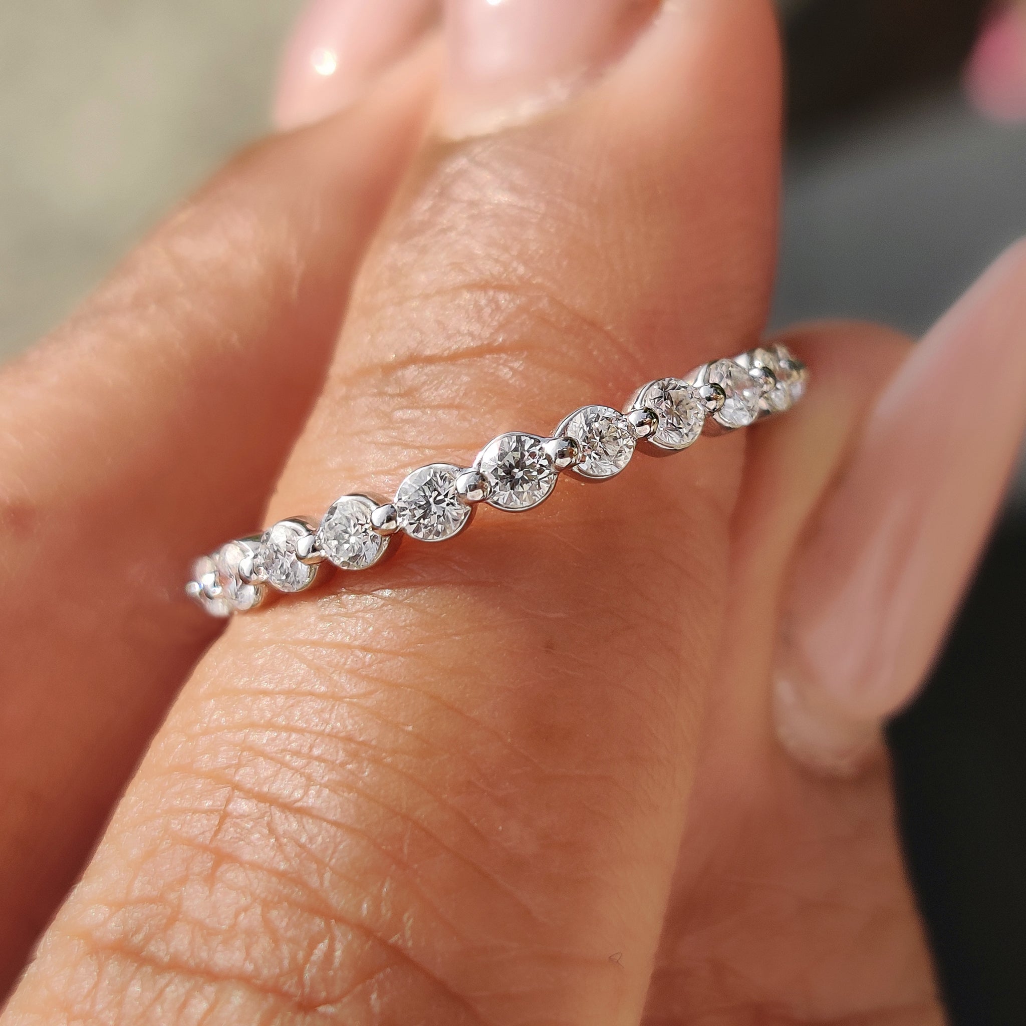 Shared Prong Eternity Round Diamond Wedding Band Immagine principale del prodotto