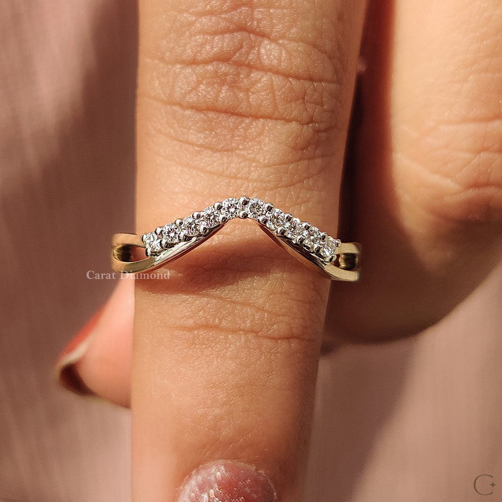 Curved Wedding Band With Round Cut Diamond