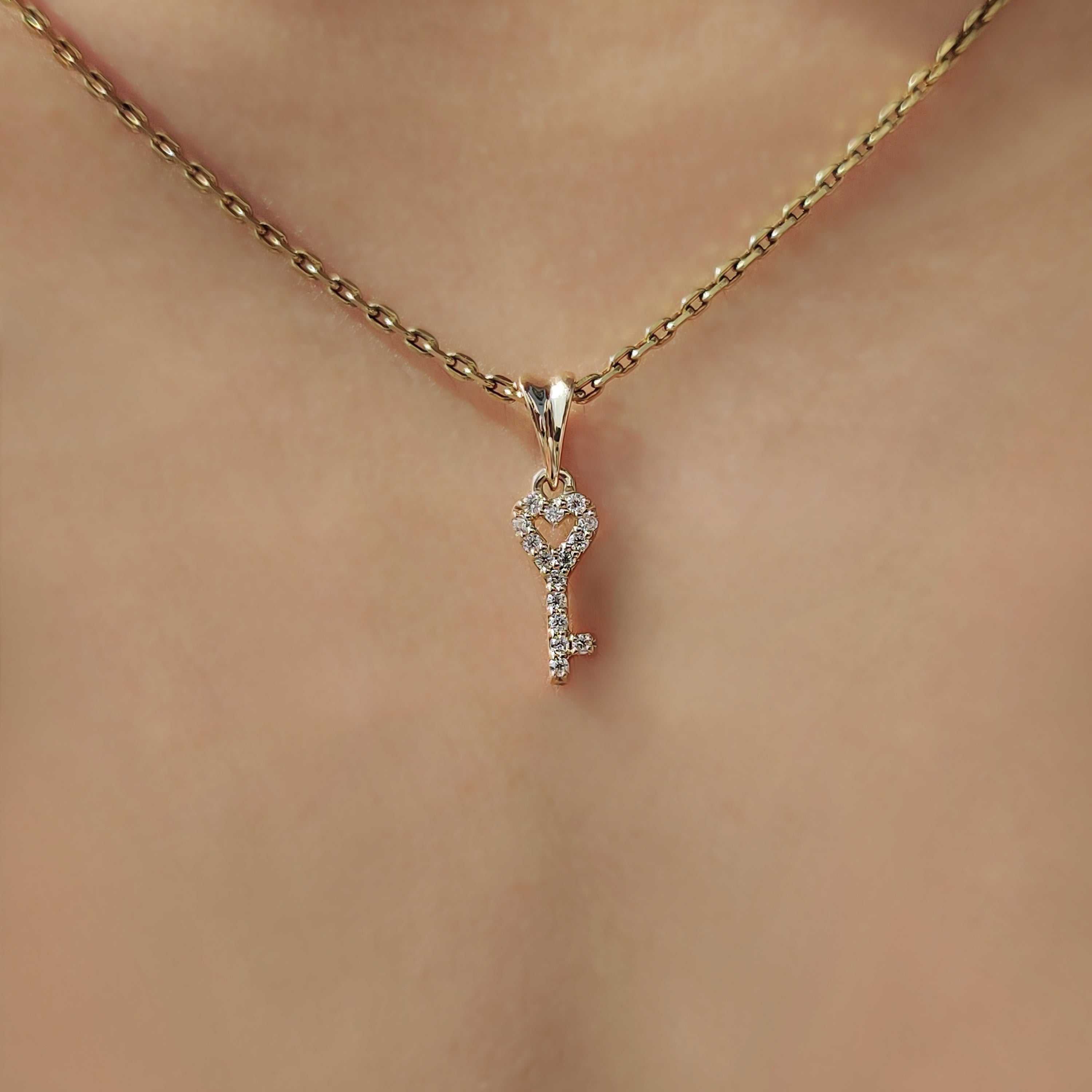 Round Diamond Gold Key Pendant Immagine principale del prodotto