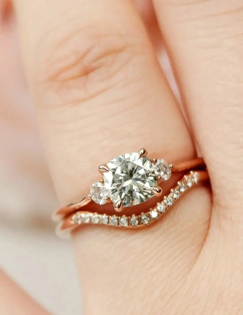 Colorless Cushion lab grown Alternative Bridal Engagement Ring DisneyValley Imagen principal del producto