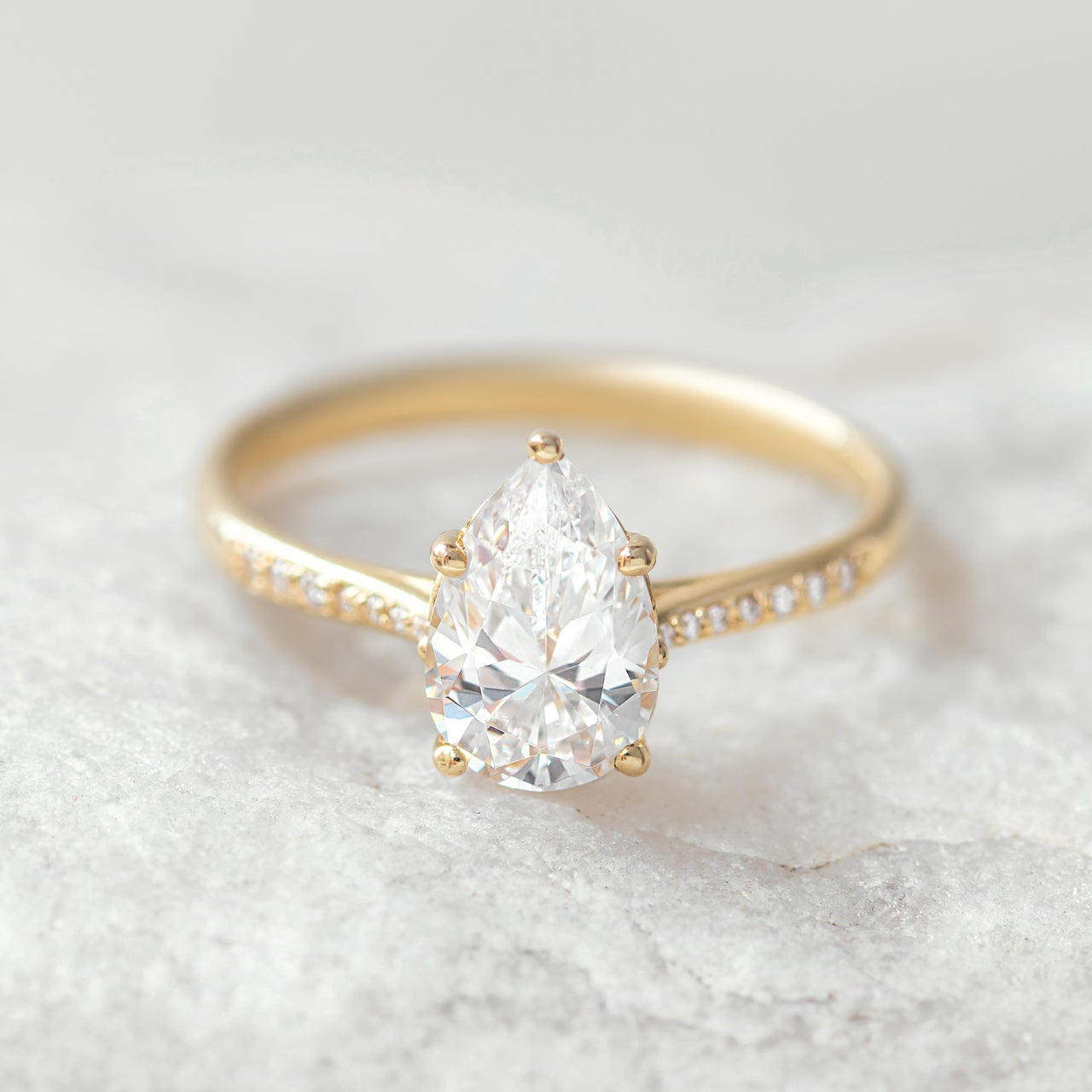1.33 CT Pear Cut Pave Style Moissanite Engagement Ring Imagen principal del producto