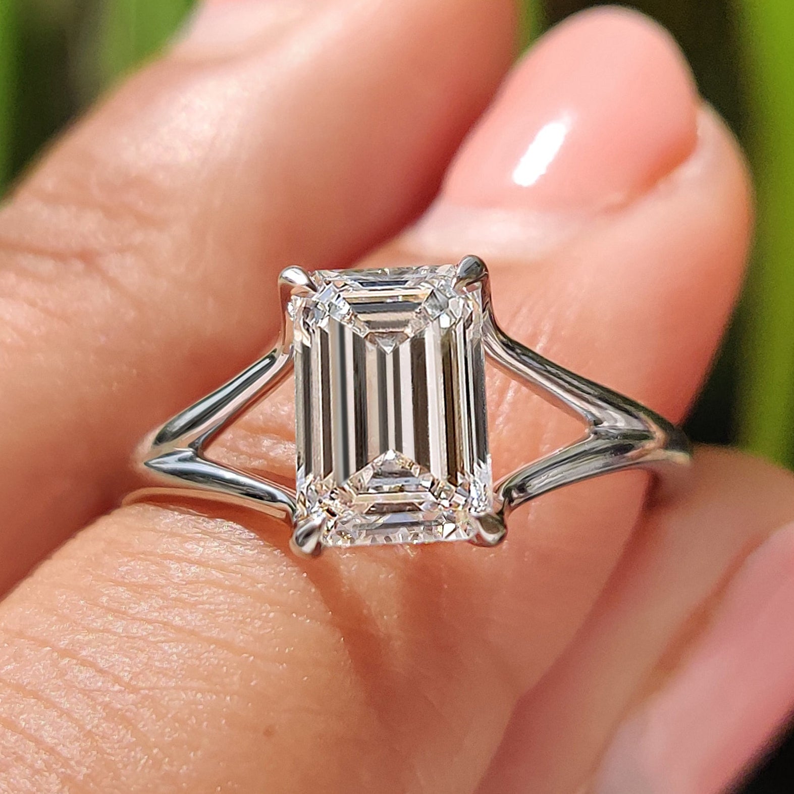 Emerald Cut Engagement Ring In Solitaire Style Immagine principale del prodotto