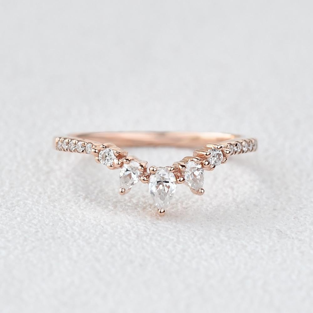 0.40CTW Round Brilliant & Pear Cut Curved Vintage Style Wedding Band