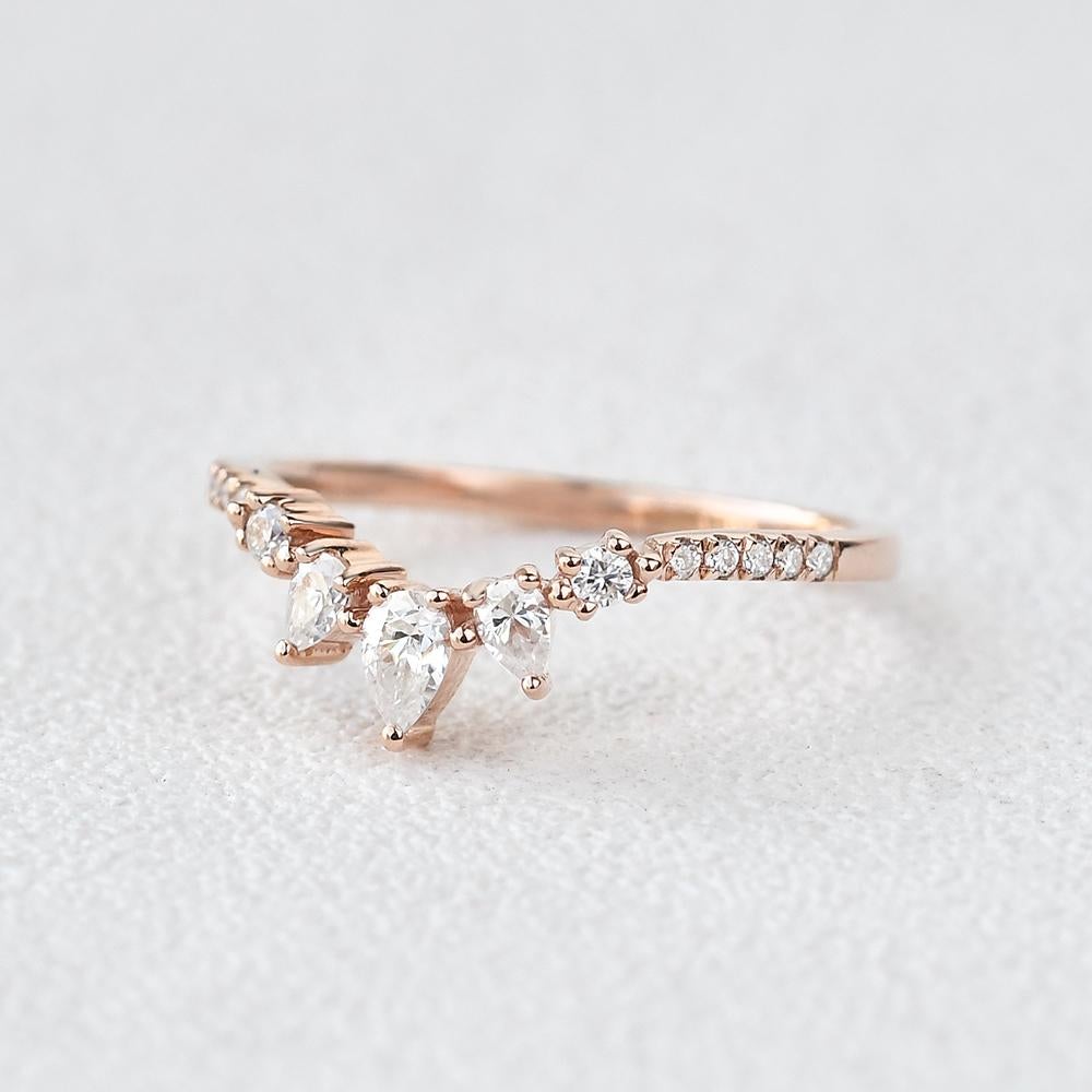 0.40CTW Round Brilliant & Pear Cut Curved Vintage Style Wedding Band Secondary image