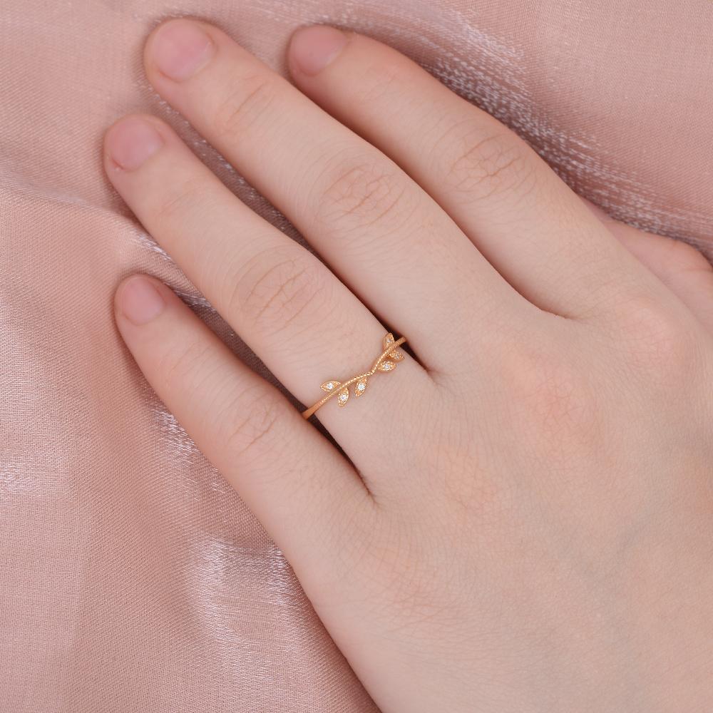 0.05 CTW Round Brilliant Cut Curved Vintage Style Wedding Band
