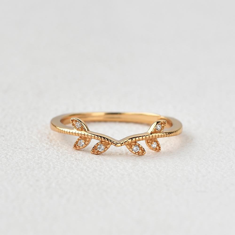 0.05 CTW Round Brilliant Cut Curved Vintage Style Wedding Band