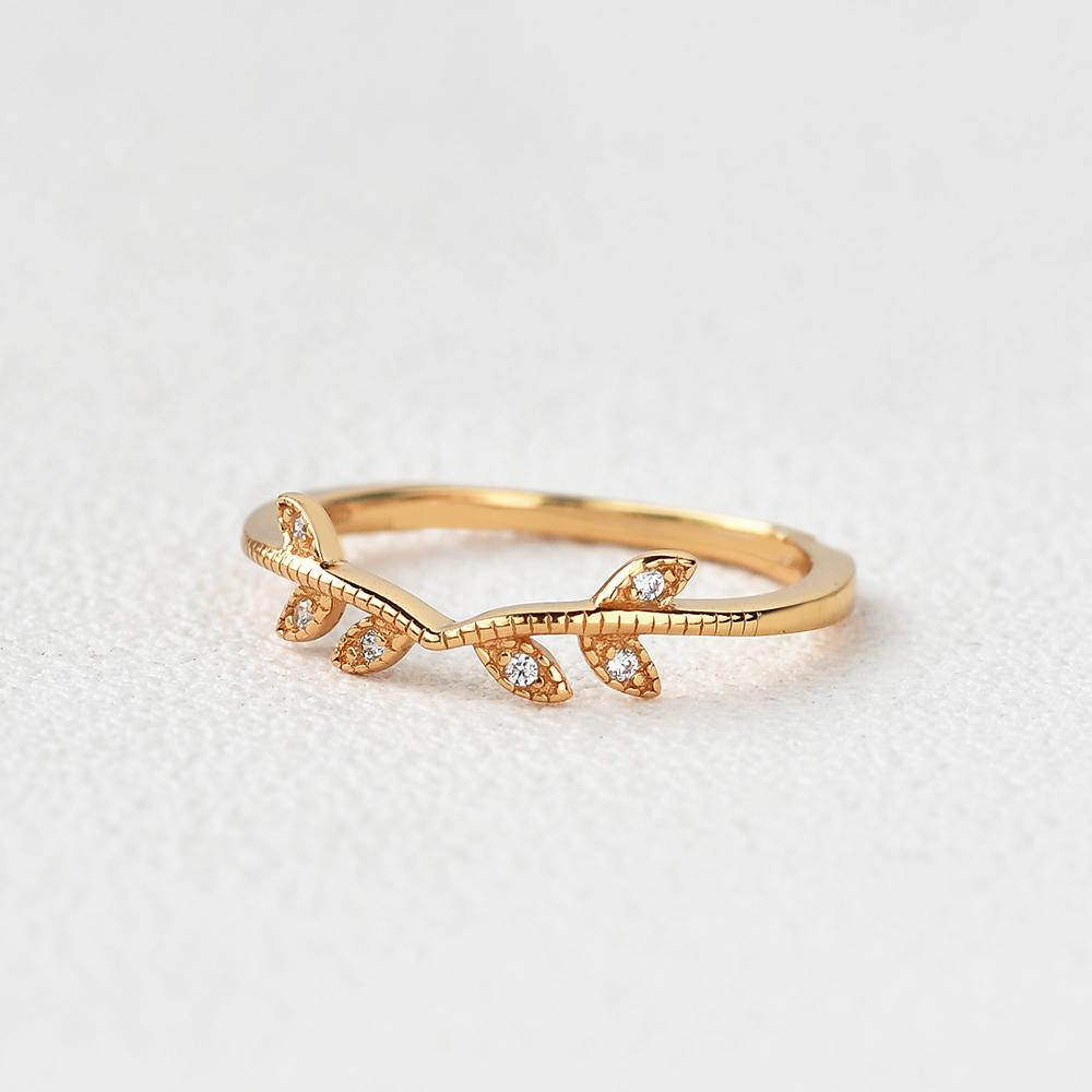 0.05 CTW Round Brilliant Cut Curved Vintage Style Wedding Band