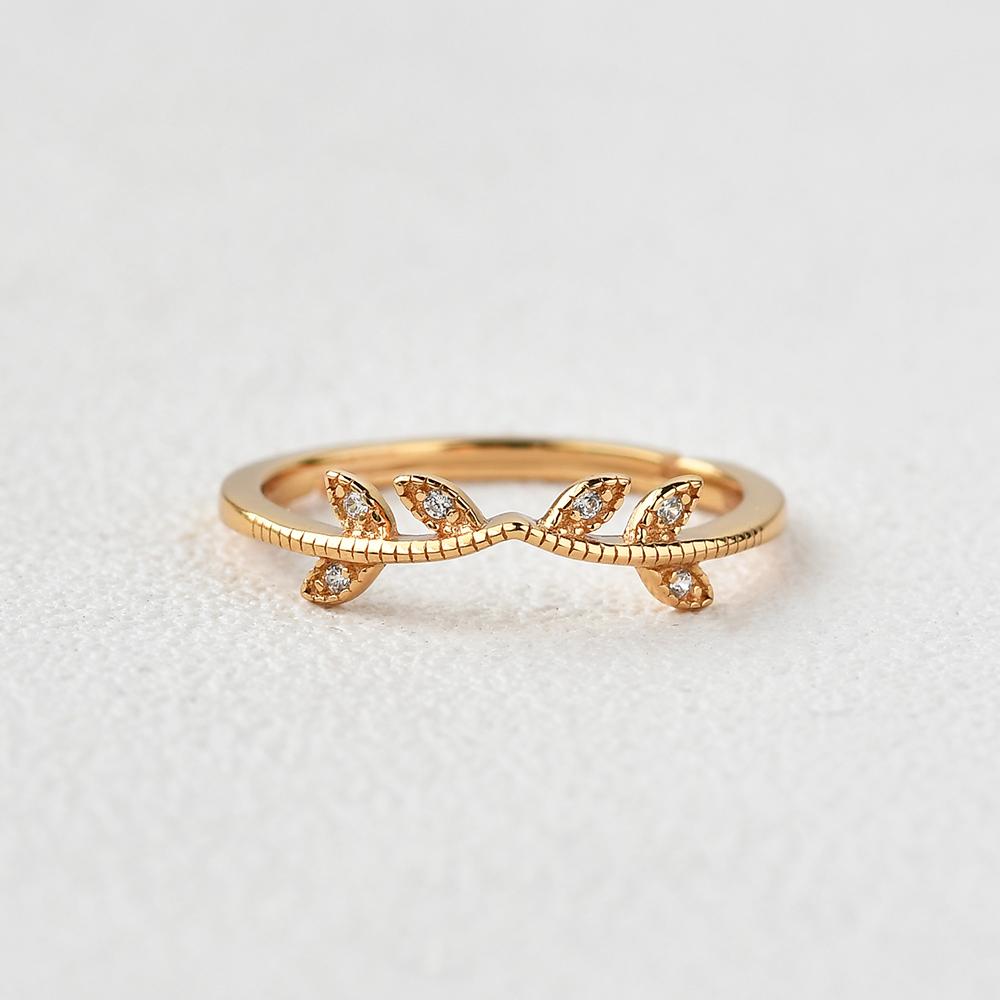 0.05 CTW Round Brilliant Cut Curved Vintage Style Wedding Band