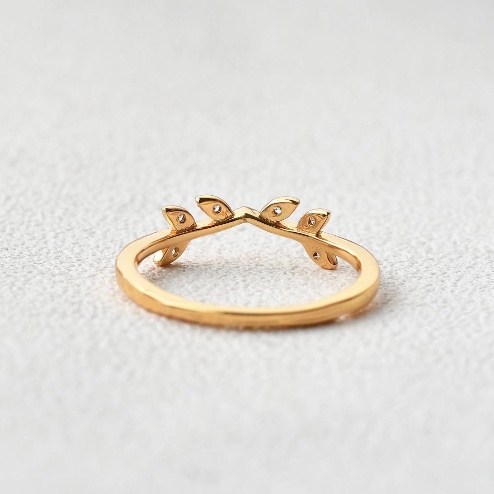 0.05 CTW Round Brilliant Cut Curved Vintage Style Wedding Band