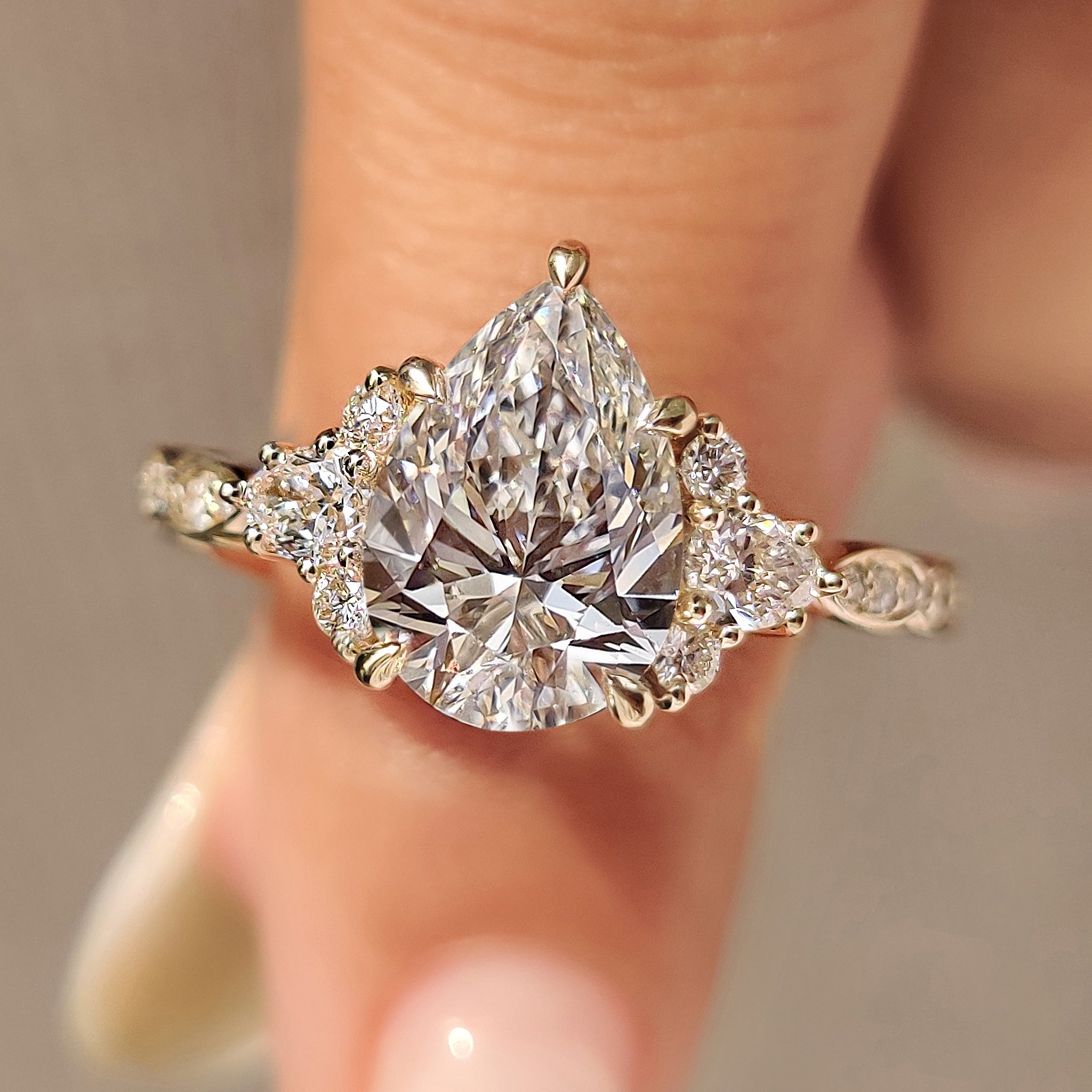 Pear Cut Diamond Ring in Muse Setting Image principale du produit