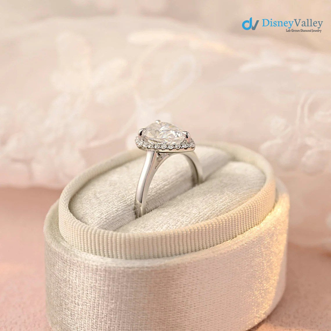 Birnenförmiger Moissanit-Halo-Verlobungsring