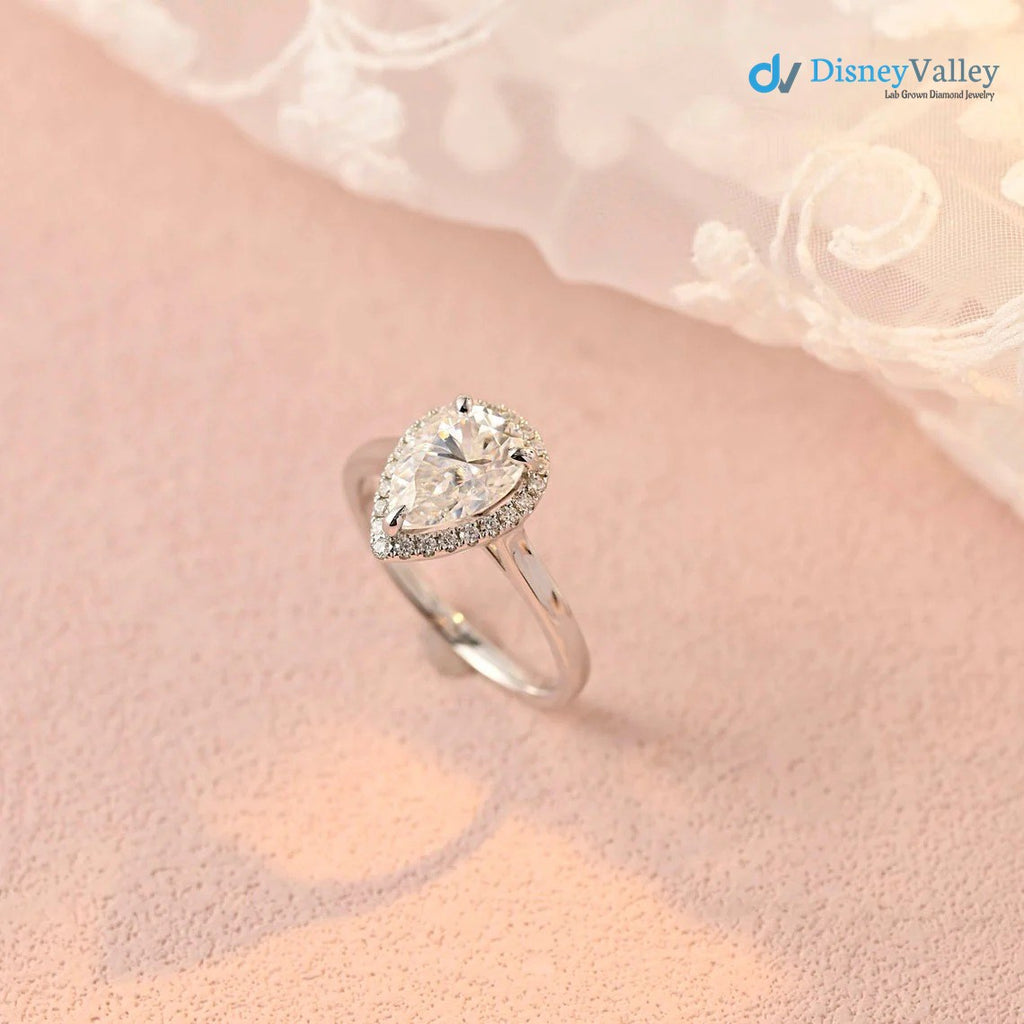 Birnenförmiger Moissanit-Halo-Verlobungsring