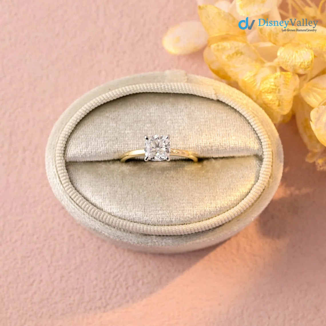 Anillo de compromiso con halo oculto de moissanita en forma de cojín Imagen secundaria del producto