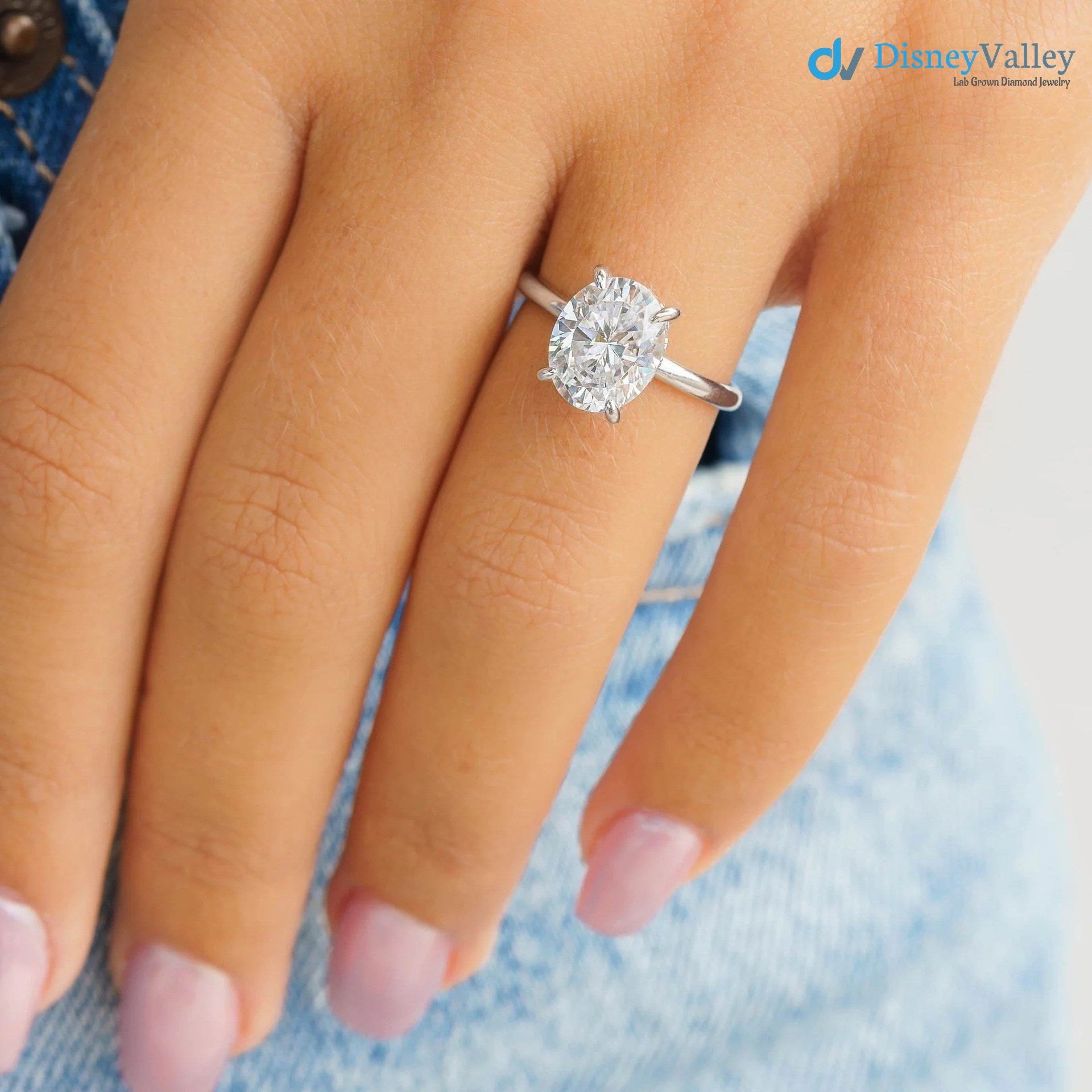 Oval Moissanite Hidden Halo Engagement Ring Image principale du produit