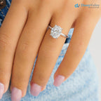 Anillo de compromiso con halo oculto de moissanita ovalada