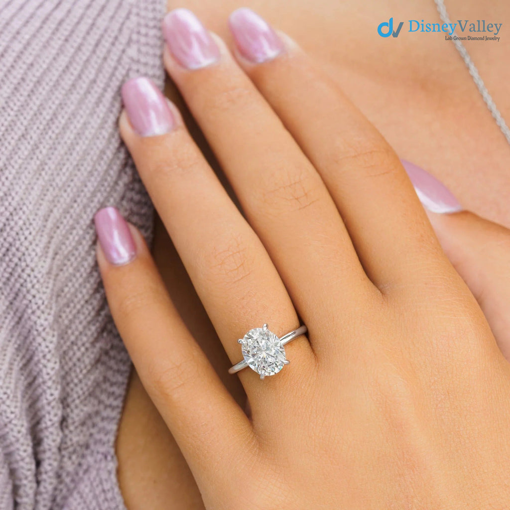 Anillo de compromiso con halo oculto de moissanita ovalada