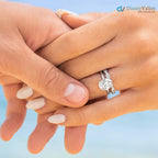 Anillo de compromiso con halo oculto de moissanita ovalada