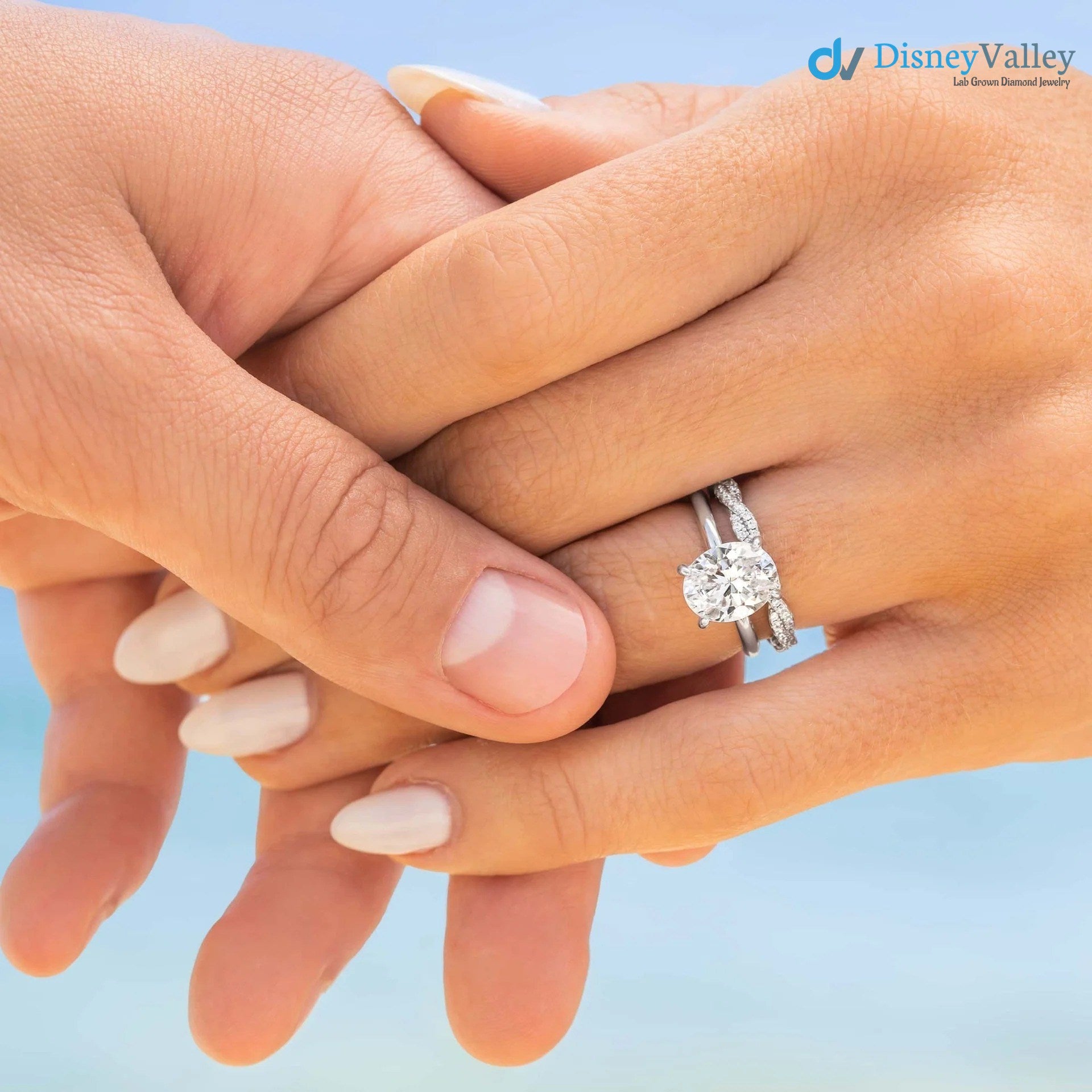 Anillo de compromiso con halo oculto de moissanita ovalada