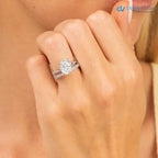 Anillo de compromiso con halo oculto de moissanita ovalada