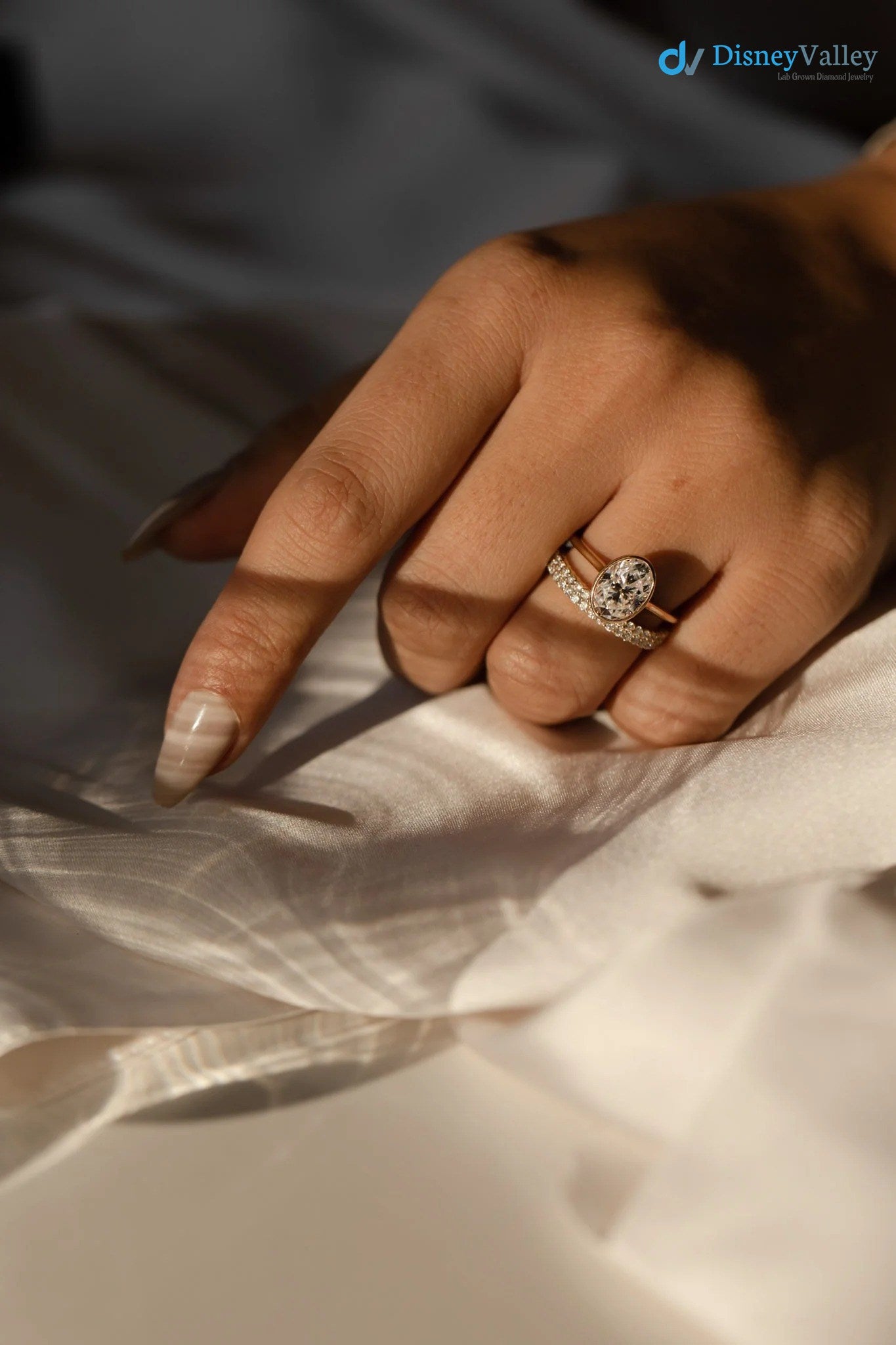 Oval Moissanite Bezel Solitaire Engagement Ring Image secondaire du produit
