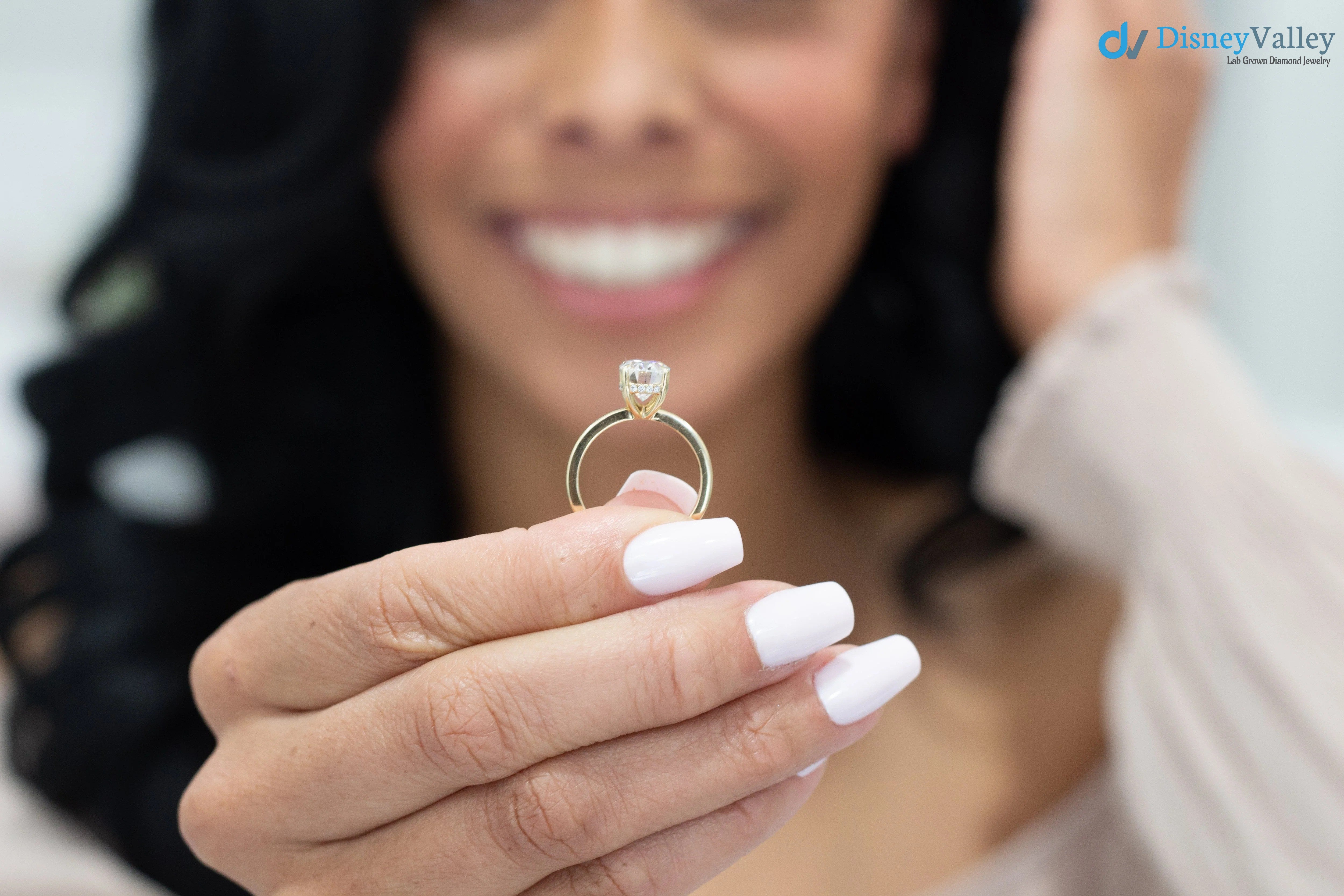 Oval Moissanite Hidden Halo Engagement Ring Image principale du produit