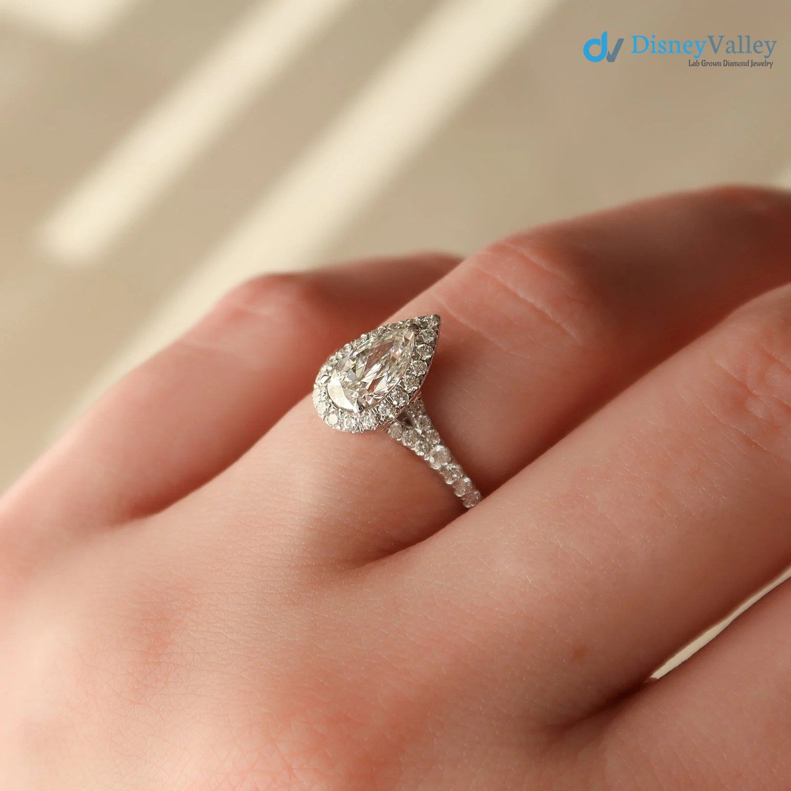 Pear Lab Grown Halo Split Shank Pave Setting Engagement Ring Image principale du produit