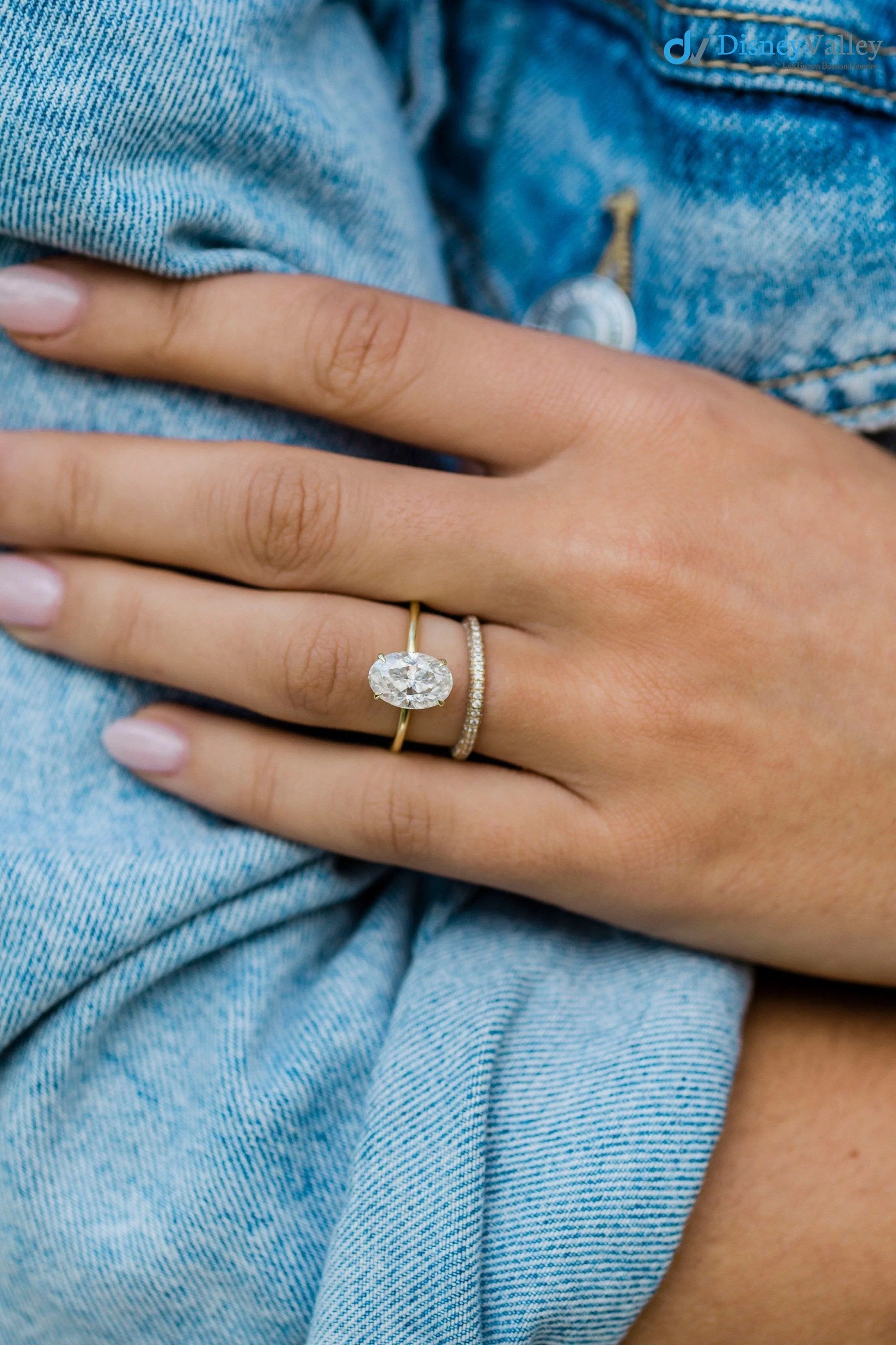 Oval Solitaire Hidden Halo Moissanite Engagement Ring Image secondaire du produit