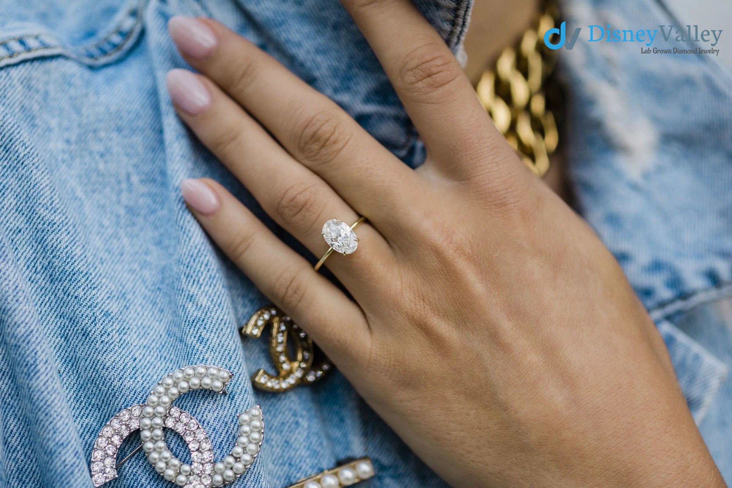 Oval Solitaire Hidden Halo Moissanite Engagement Ring Image principale du produit