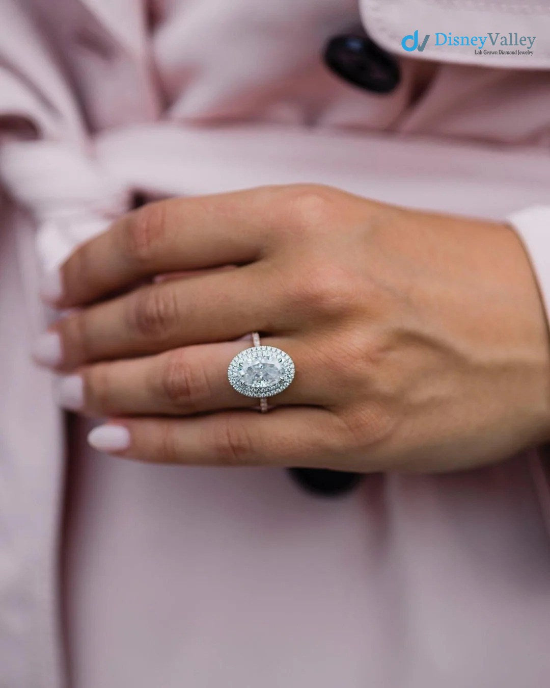 Anillo de compromiso de moissanita con halo doble ovalado Imagen secundaria del producto