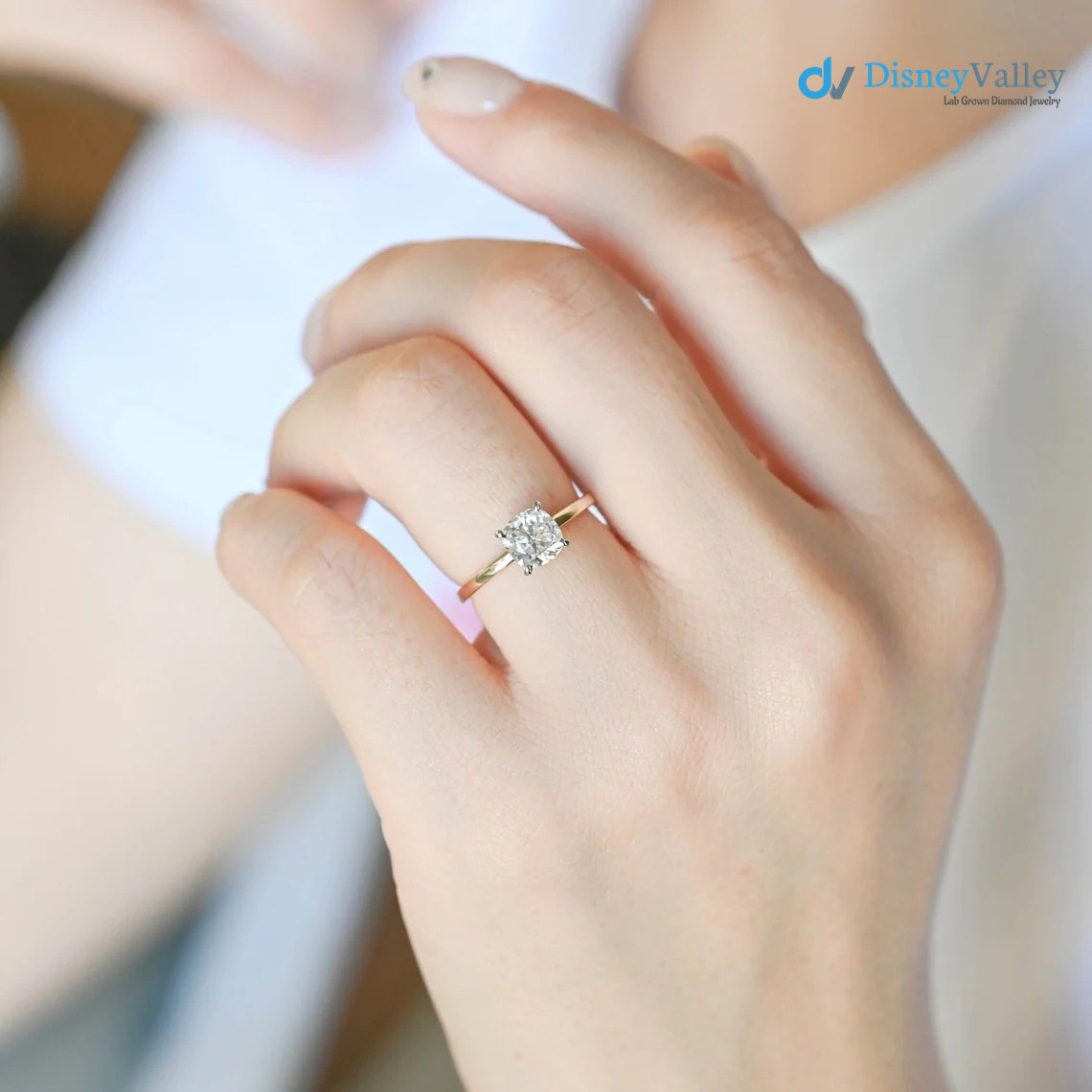 Anillo de compromiso con halo oculto de moissanita en forma de cojín Imagen principal del producto