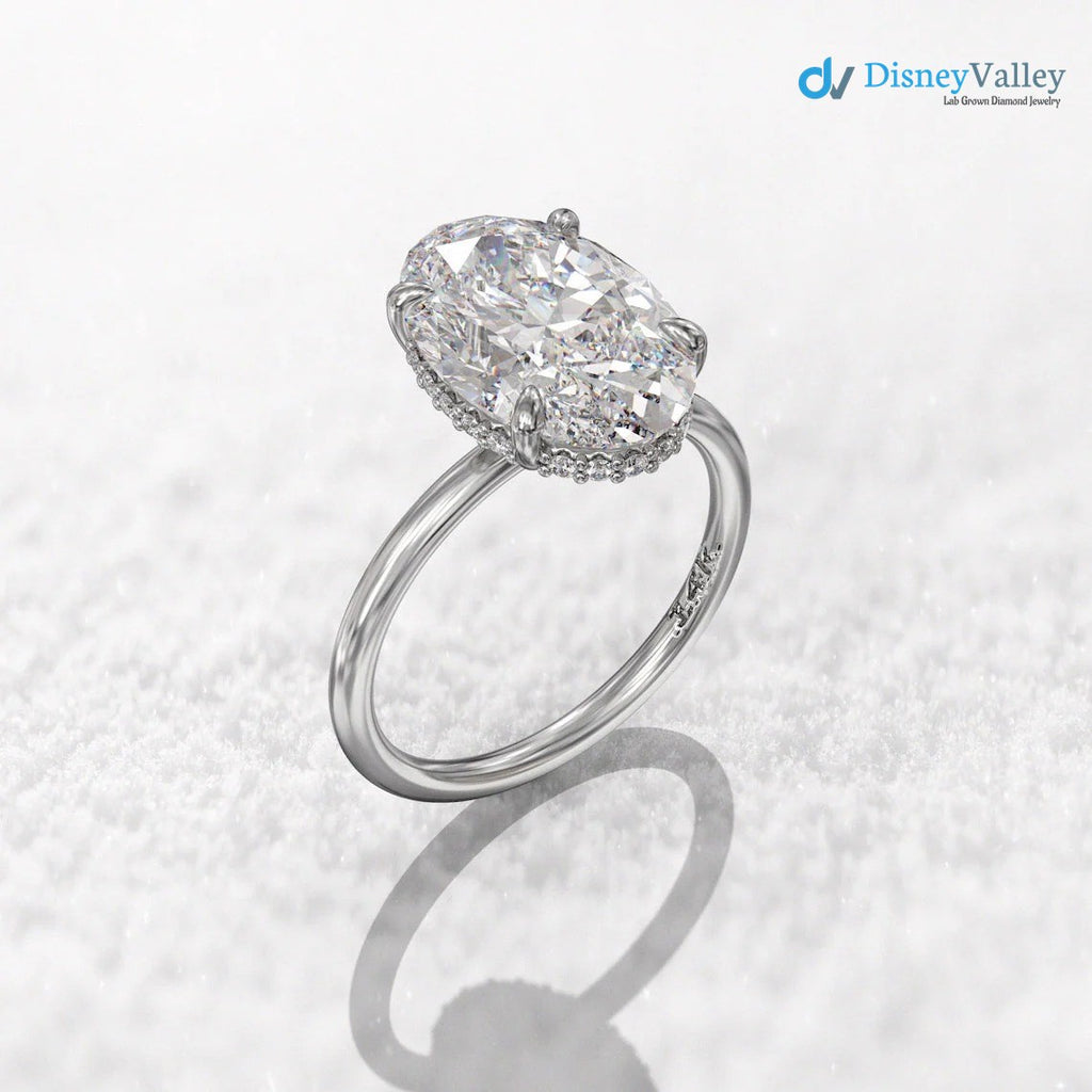 Ovaler Moissanit-Verlobungsring mit verstecktem Halo