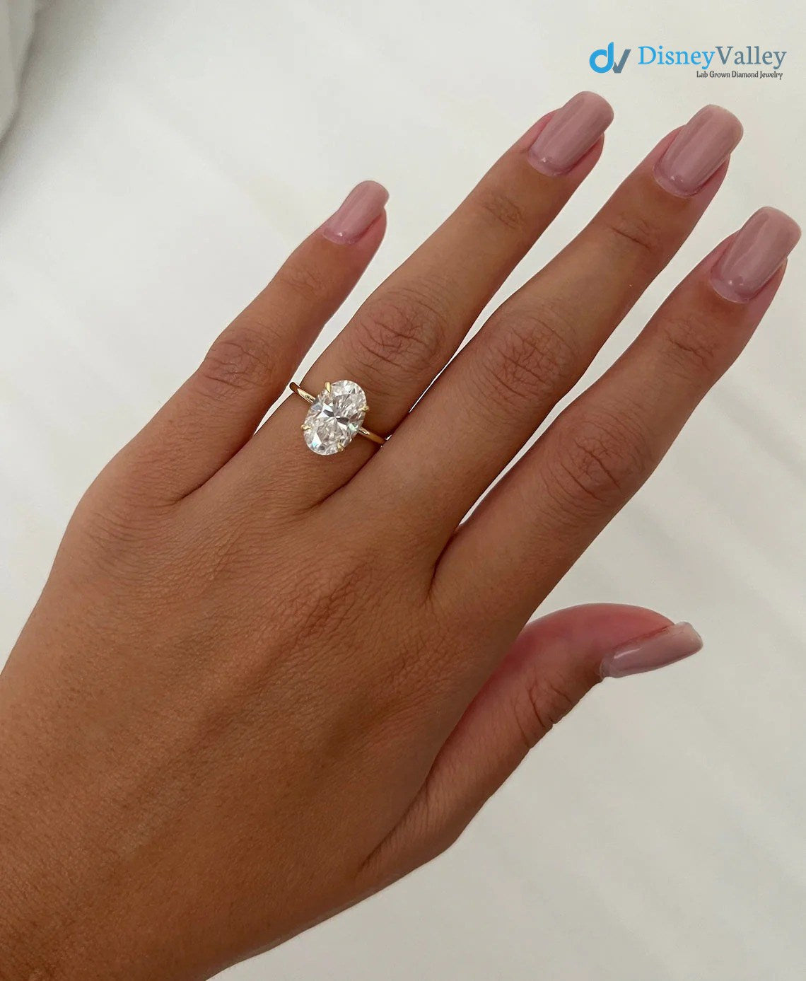 Ovaler Moissanit-Verlobungsring mit verstecktem Halo