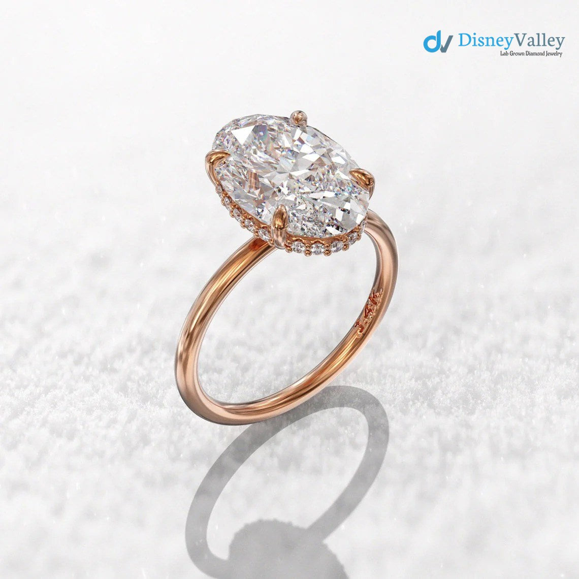 Ovaler Moissanit-Verlobungsring mit verstecktem Halo